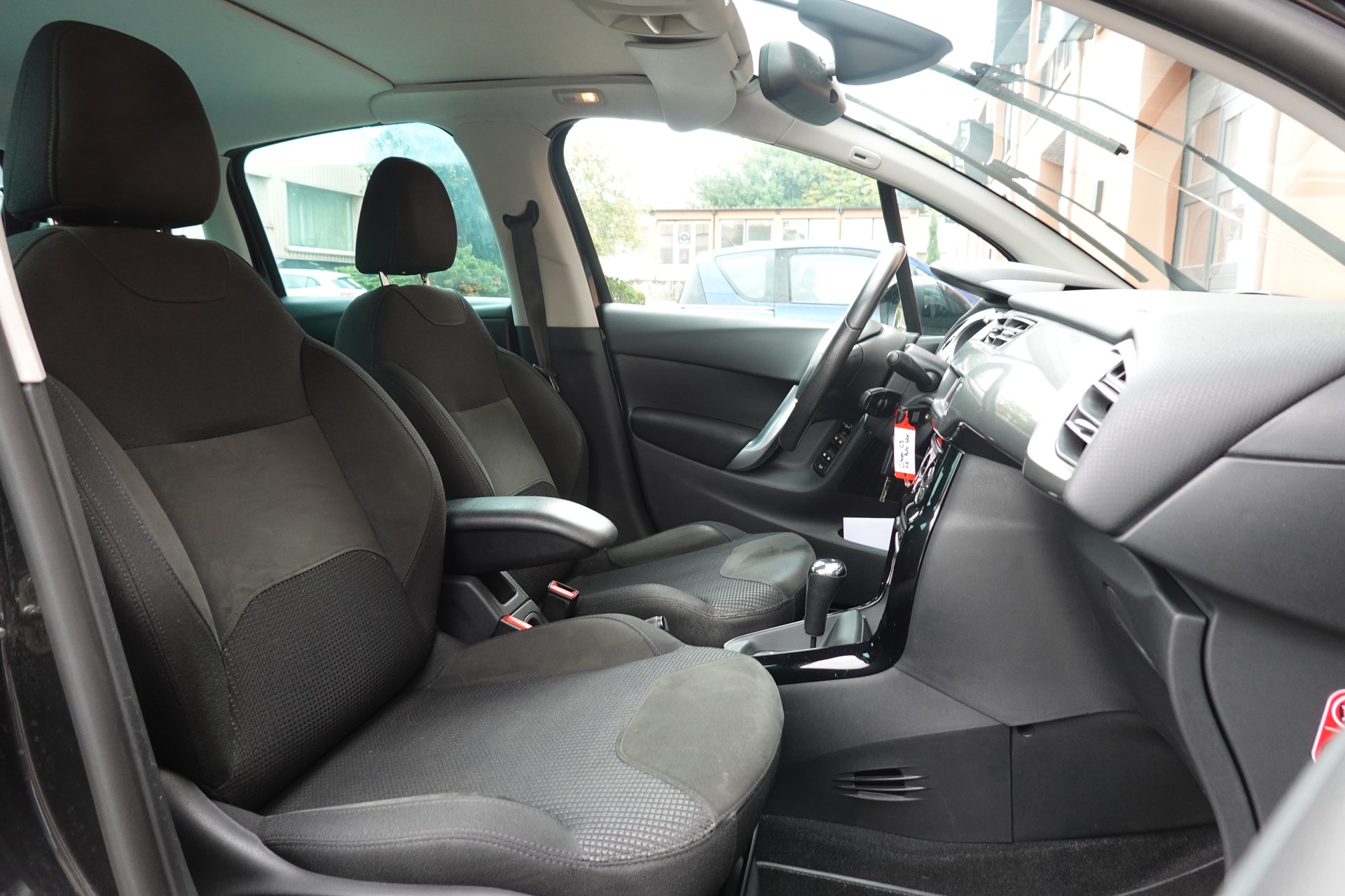 CITROEN C3 1.6i 16V Exclusive Automatic " * Véhicule CH * Tempomat * 8 Roues * intérieur tissus *"-image-21