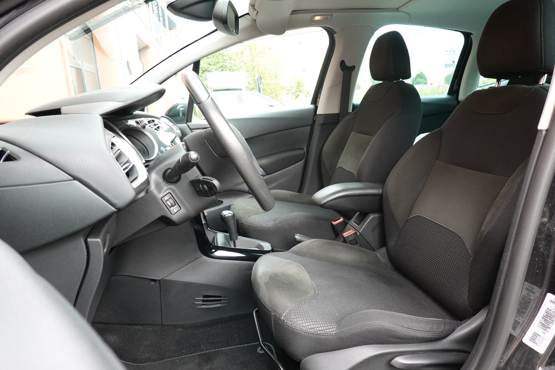 CITROEN C3 1.6i 16V Exclusive Automatic " * Véhicule CH * Tempomat * 8 Roues * intérieur tissus *"-image-20
