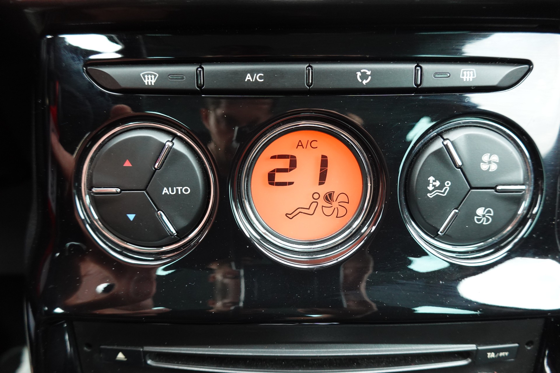 CITROEN C3 1.6i 16V Exclusive Automatic " * Véhicule CH * Tempomat * 8 Roues * intérieur tissus *"-image-16
