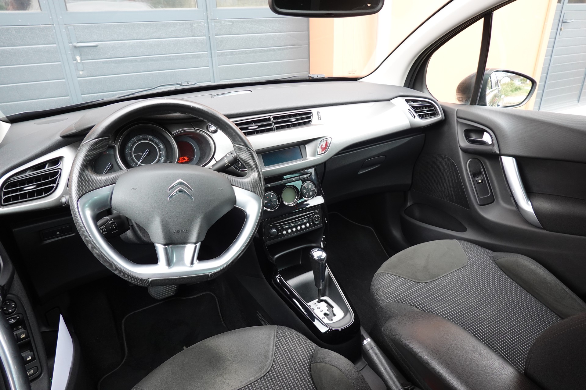CITROEN C3 1.6i 16V Exclusive Automatic " * Véhicule CH * Tempomat * 8 Roues * intérieur tissus *"-image-12