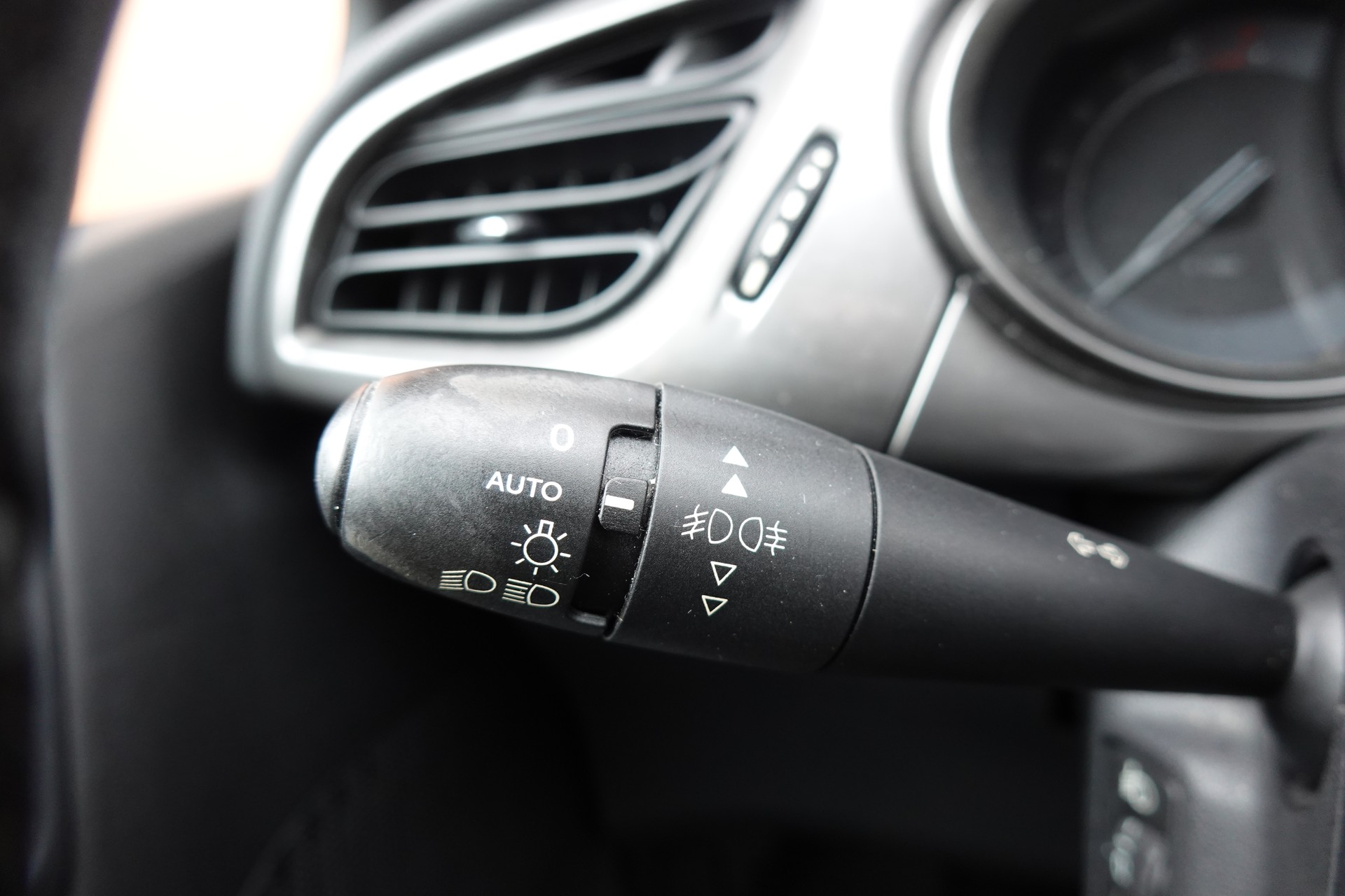 CITROEN C3 1.6i 16V Exclusive Automatic " * Véhicule CH * Tempomat * 8 Roues * intérieur tissus *"-image-14