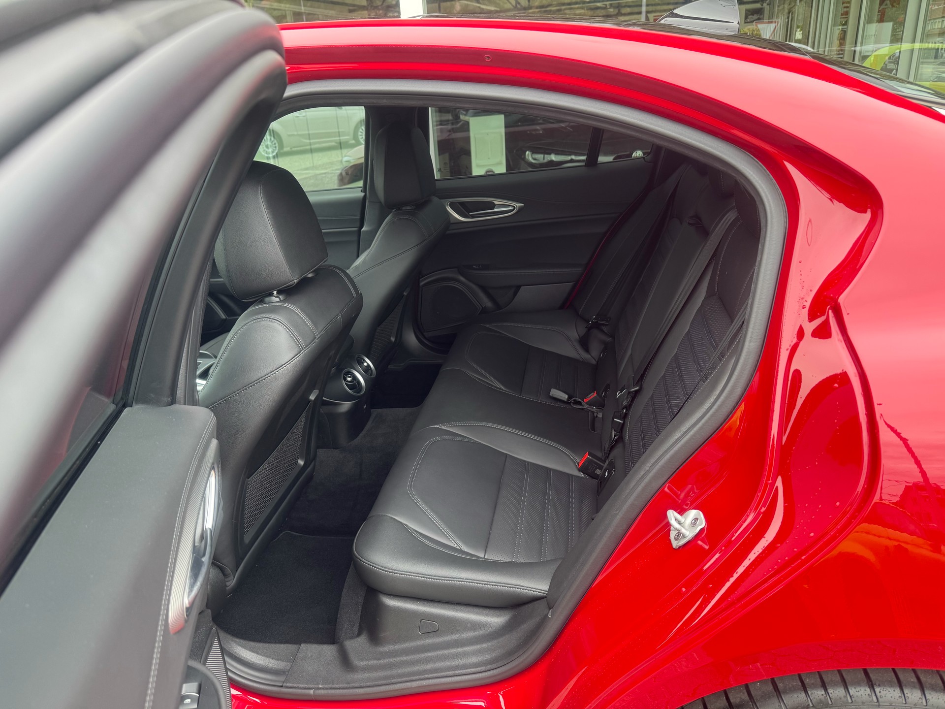 ALFA ROMEO Giulia Veloce 2.0 280PS Q4 AT8 Pack Sky MY23/24-image-12
