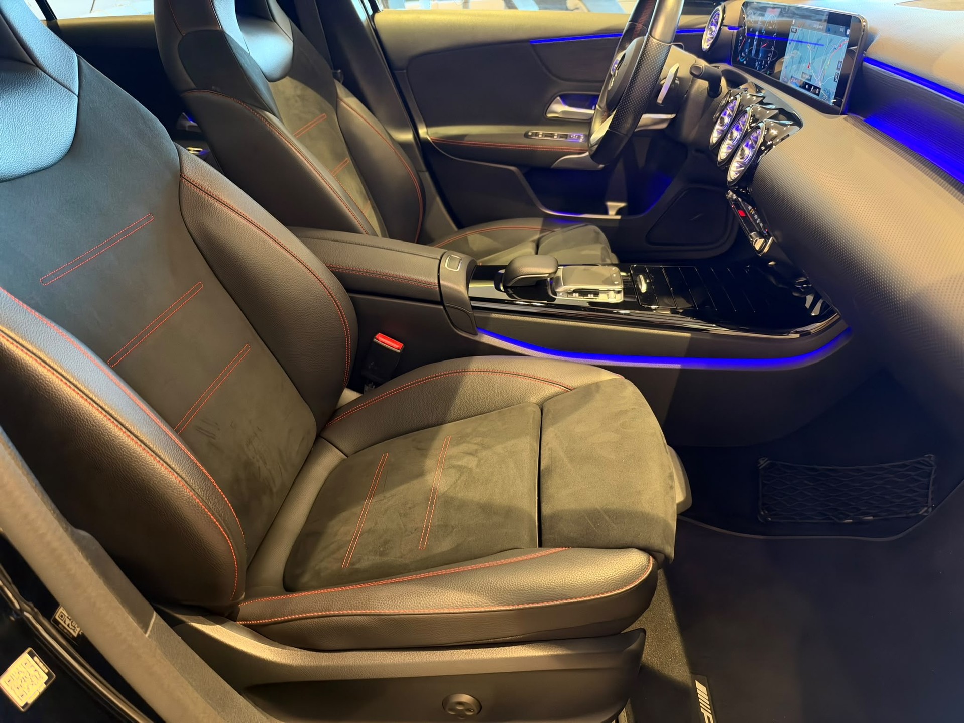 MERCEDES-BENZ A 250 AMG Line-image-8