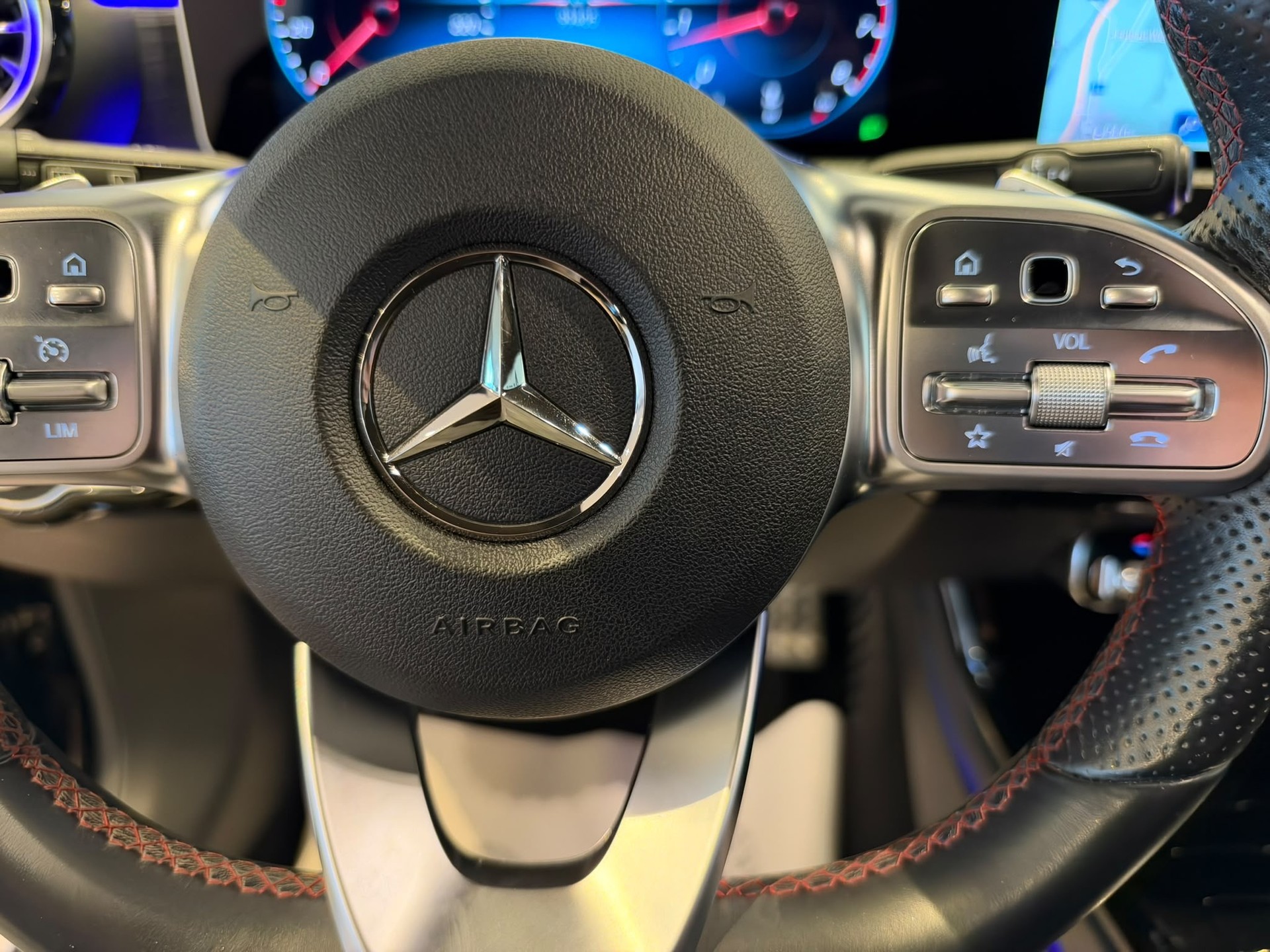 MERCEDES-BENZ A 250 AMG Line-image-17