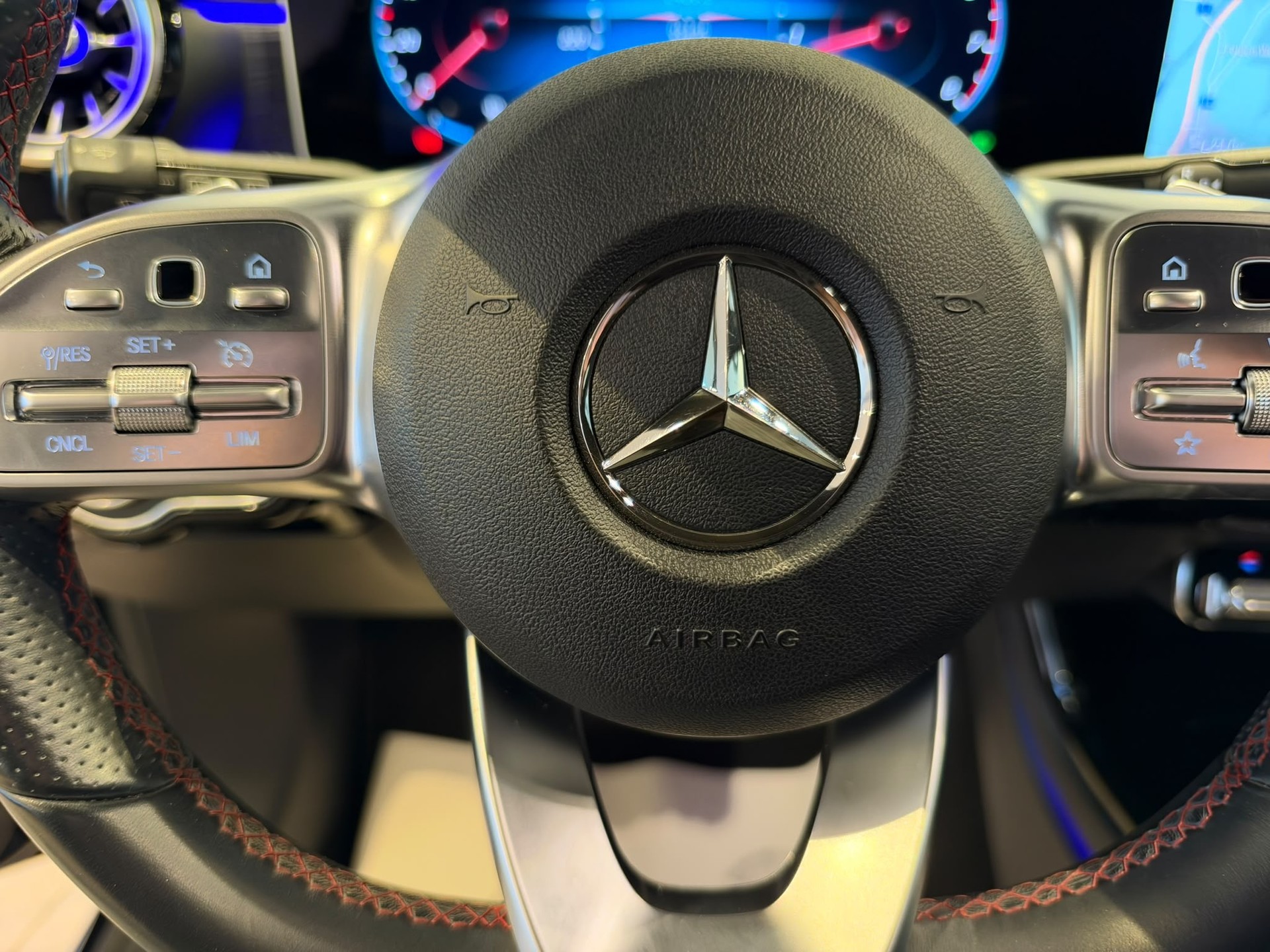 MERCEDES-BENZ A 250 AMG Line-image-21