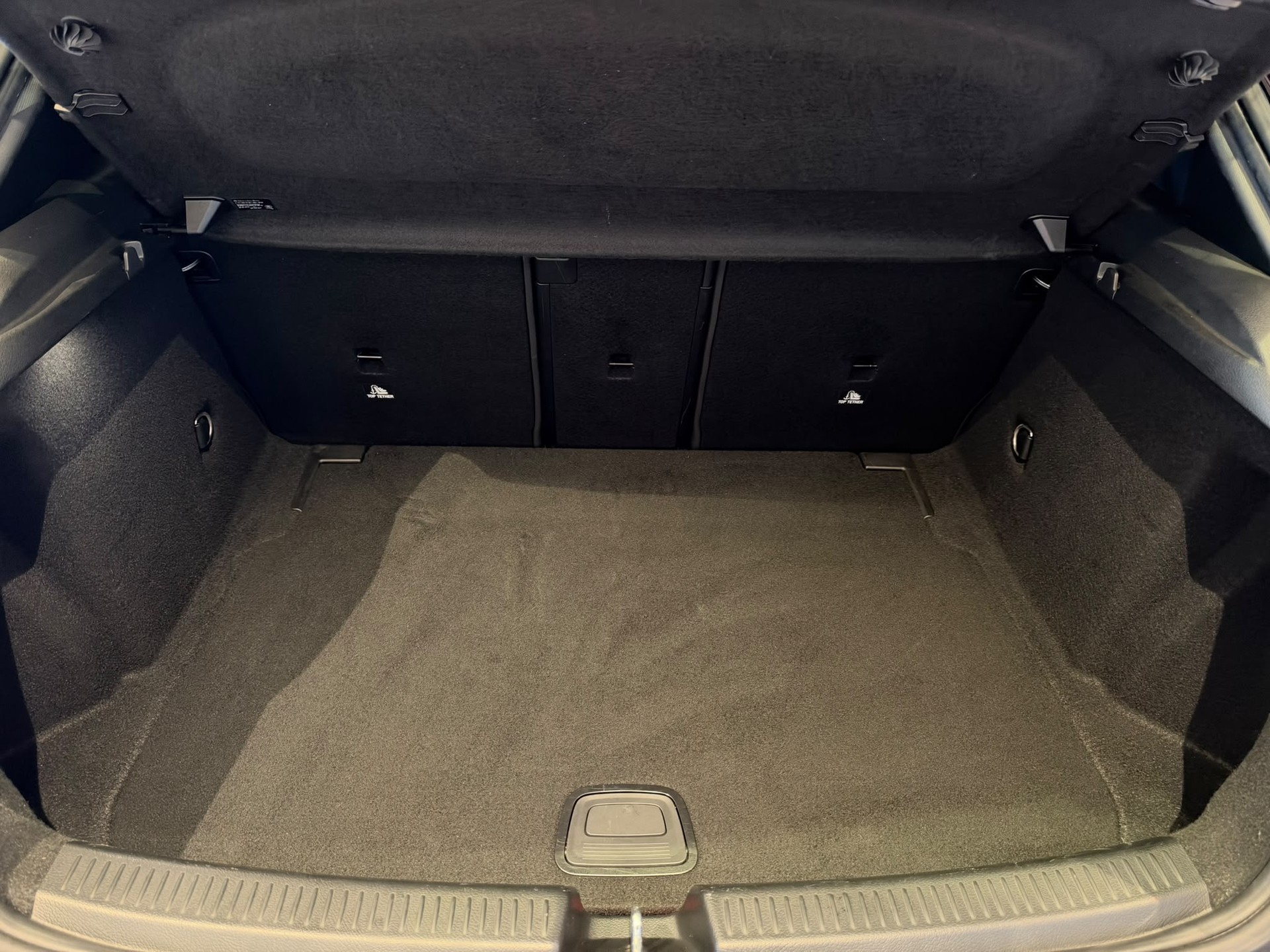 MERCEDES-BENZ A 250 AMG Line-image-18