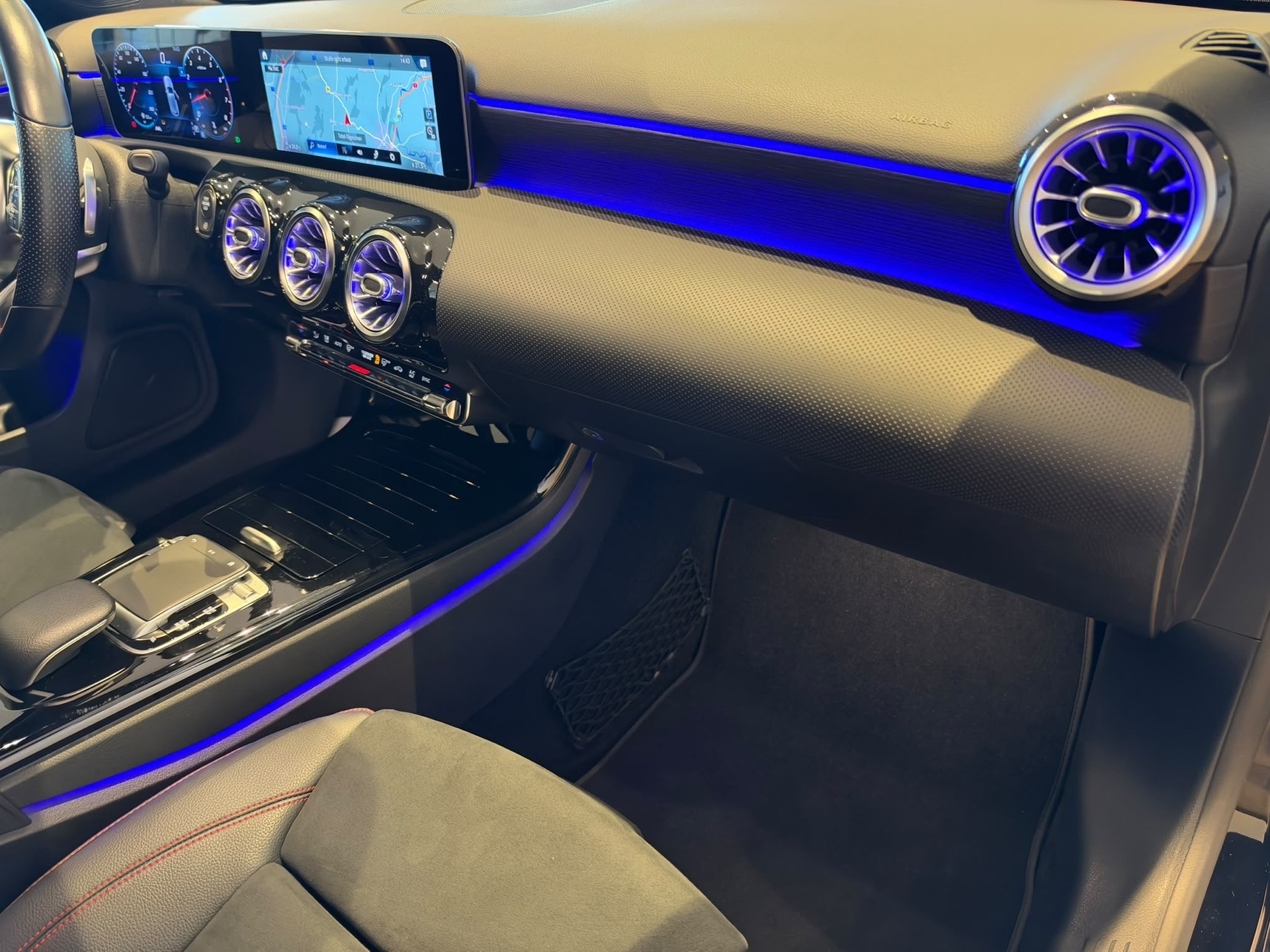 MERCEDES-BENZ A 250 AMG Line-image-12