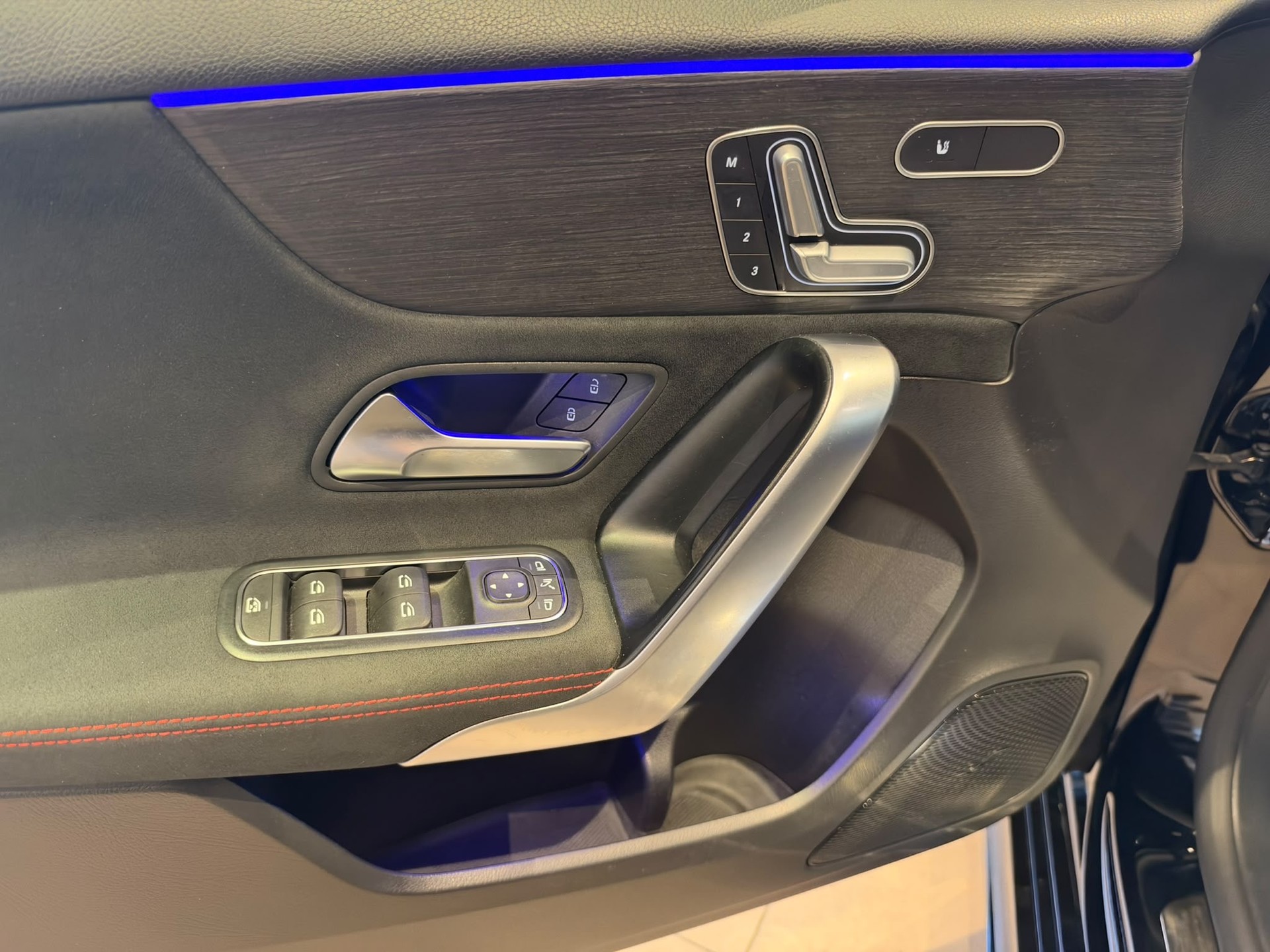 MERCEDES-BENZ A 250 AMG Line-image-23