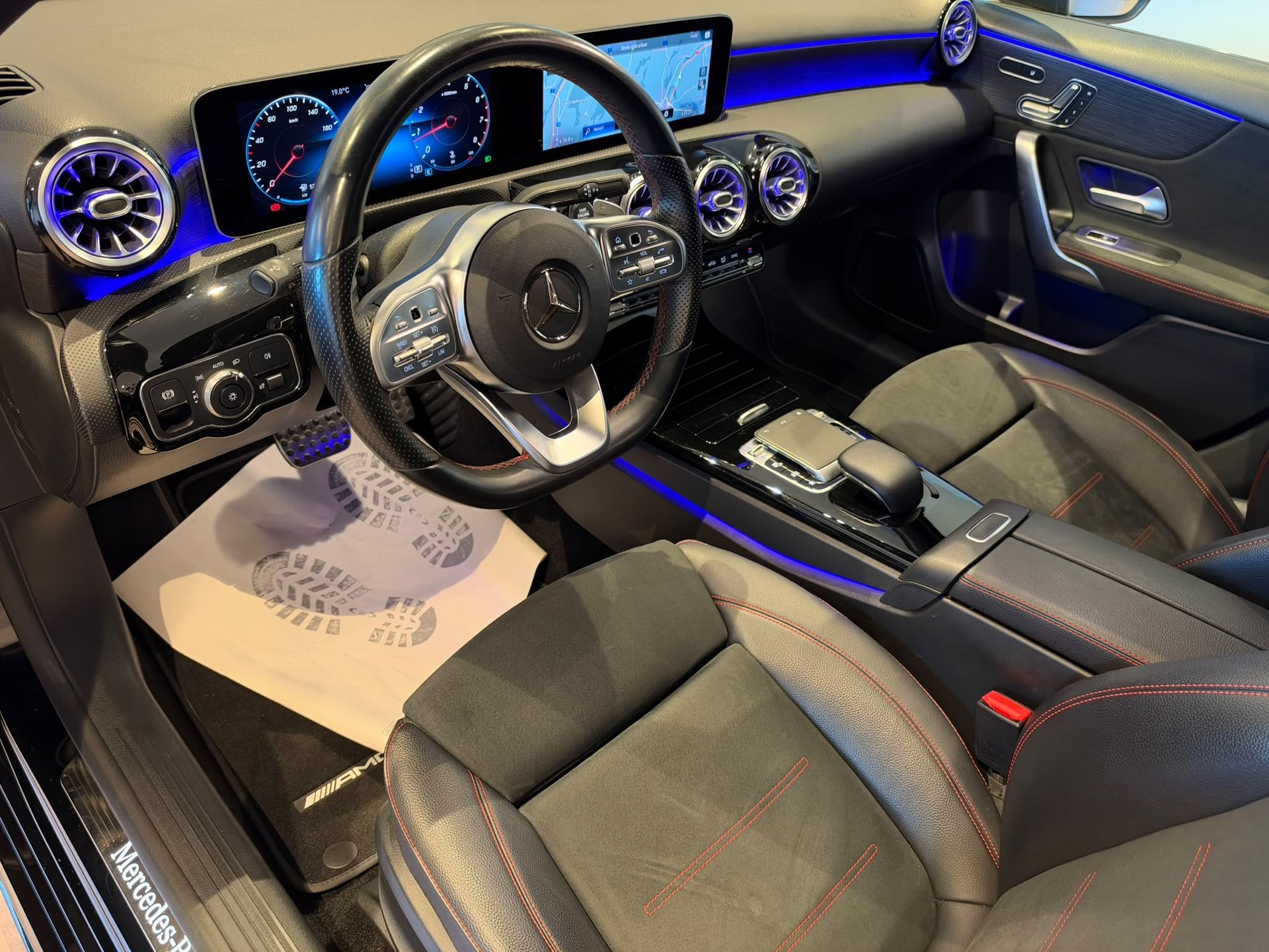 MERCEDES-BENZ A 250 AMG Line-image-7