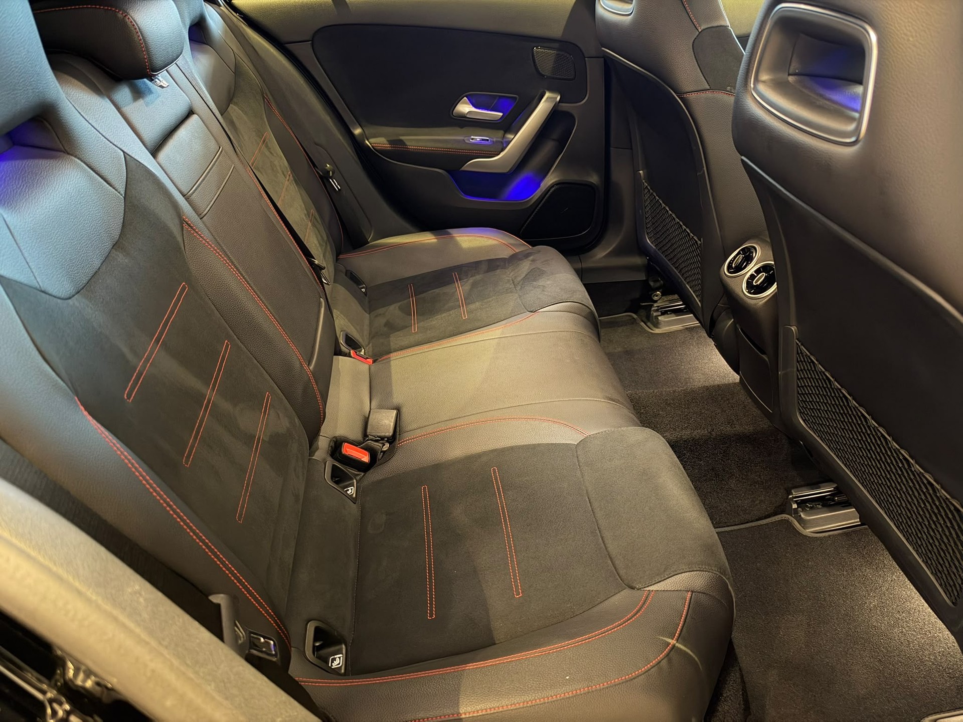 MERCEDES-BENZ A 250 AMG Line-image-20