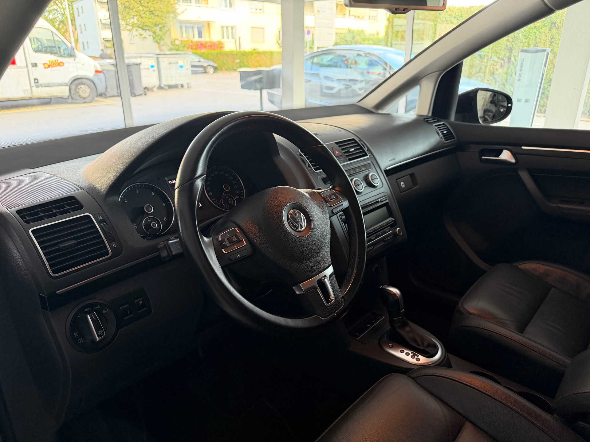 VW Touran 2.0 TDI BlueMotion Technology Highline DSG-image-18