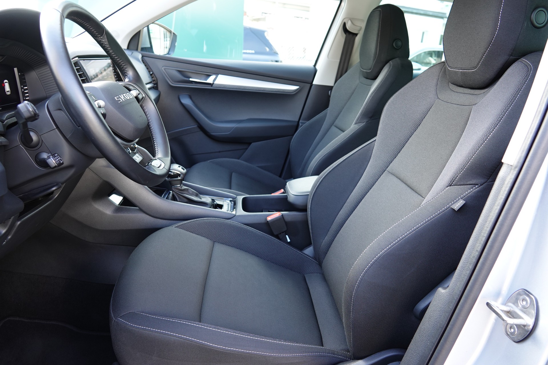 SKODA Karoq 1.5 TSI Selection DSG-image-9