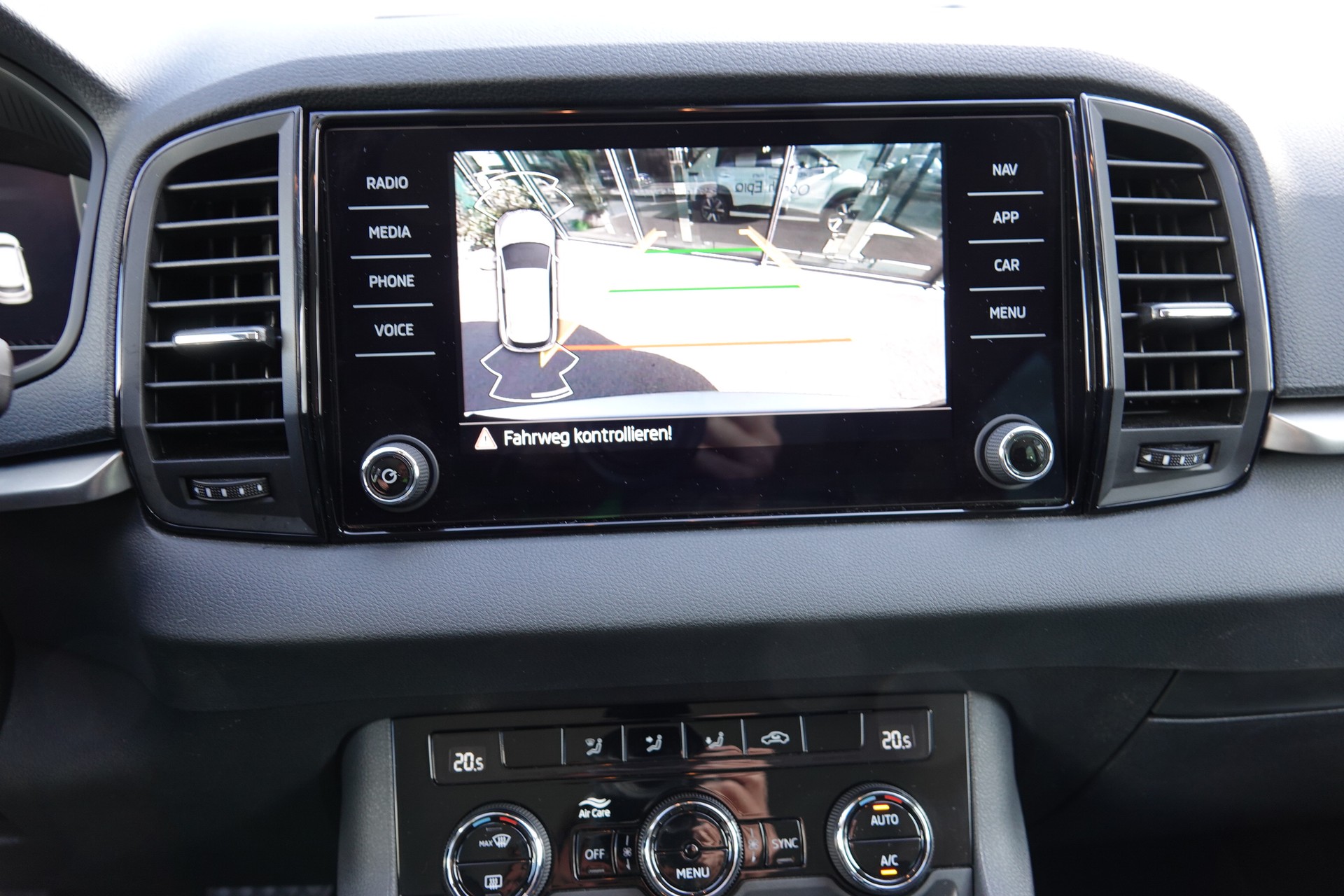 SKODA Karoq 1.5 TSI Selection DSG-image-12