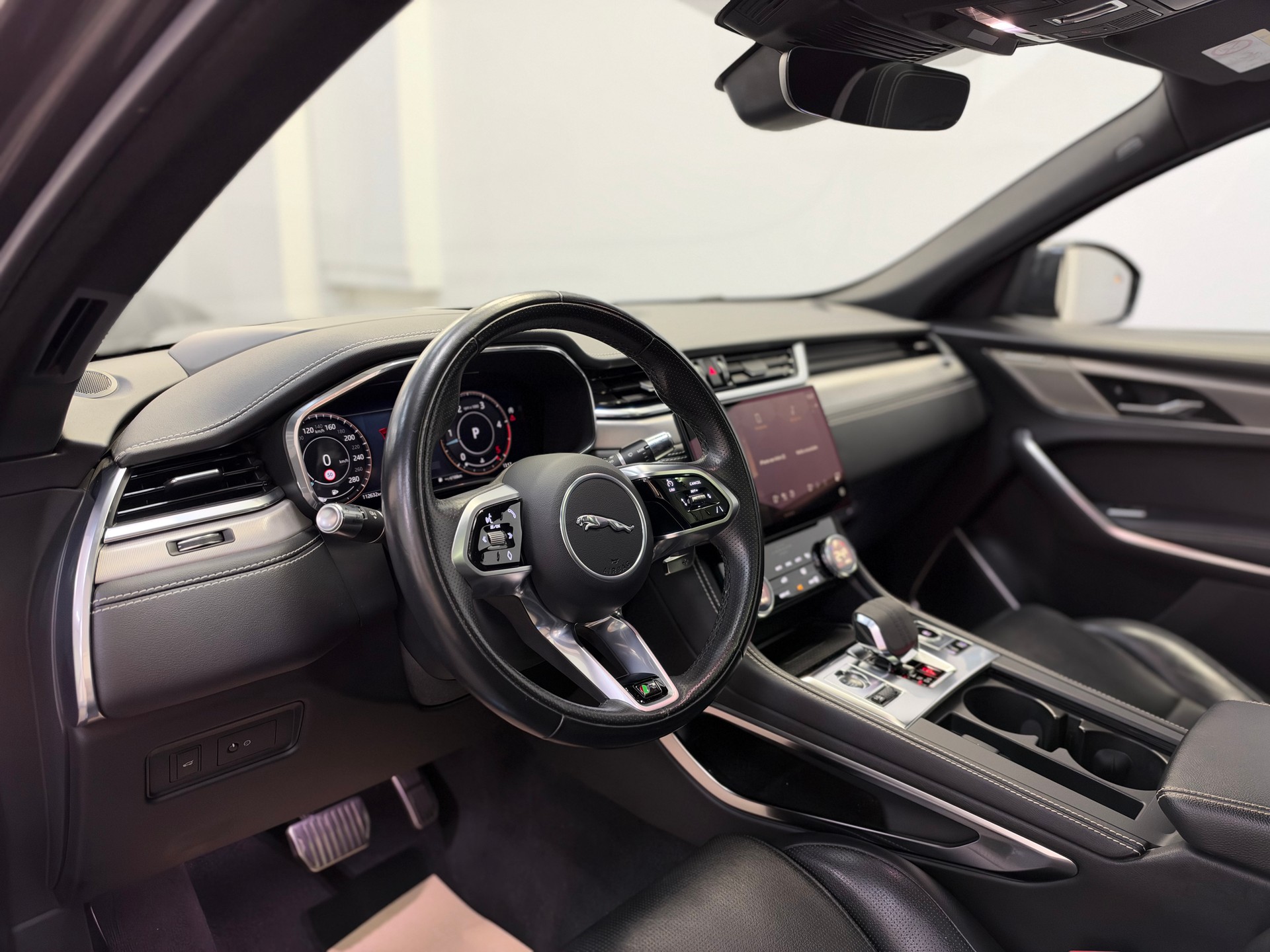 JAGUAR F-Pace 3.0 D300 R-Dynamic MHEV S AWD-image-12