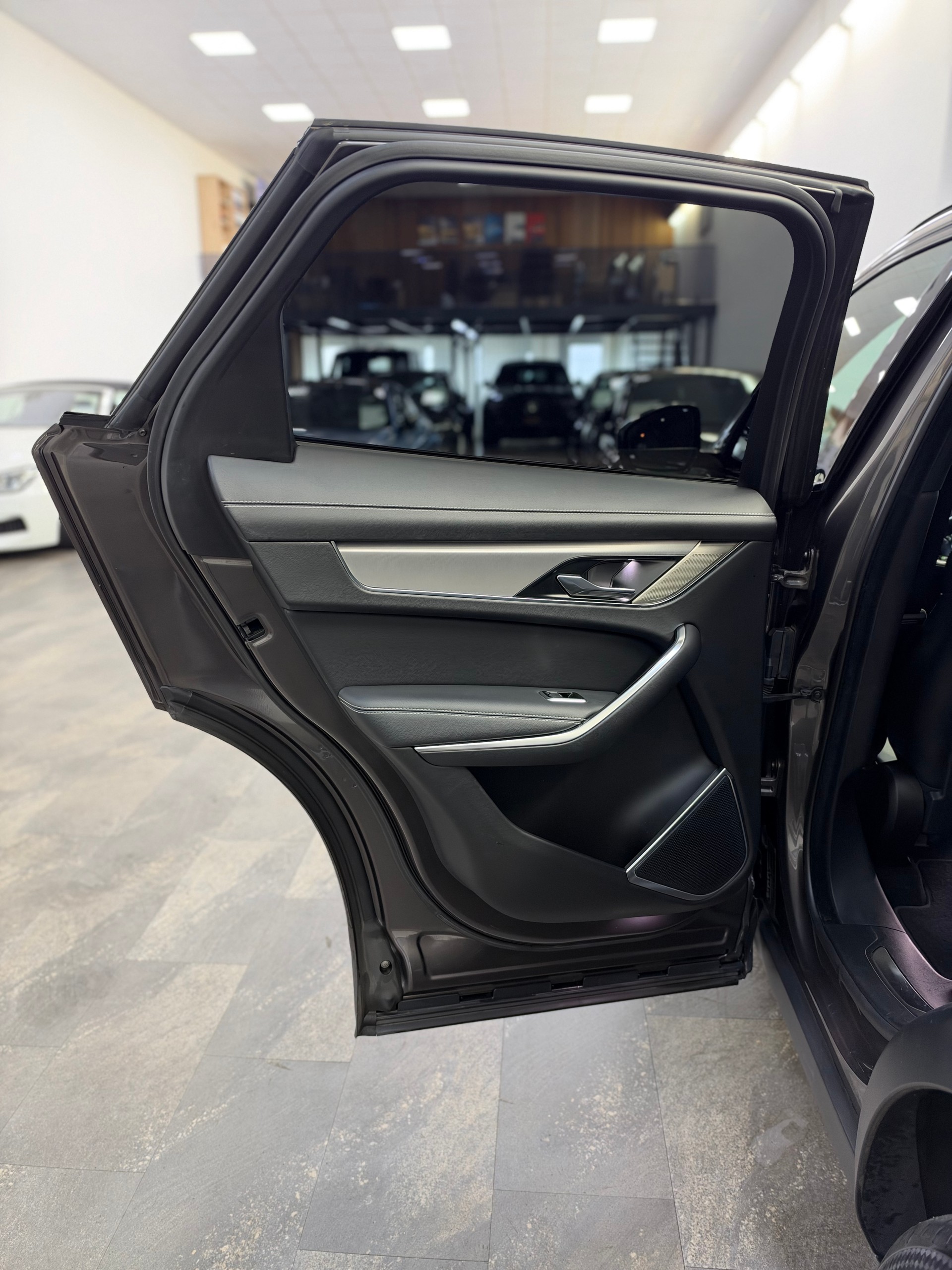 JAGUAR F-Pace 3.0 D300 R-Dynamic MHEV S AWD-image-21