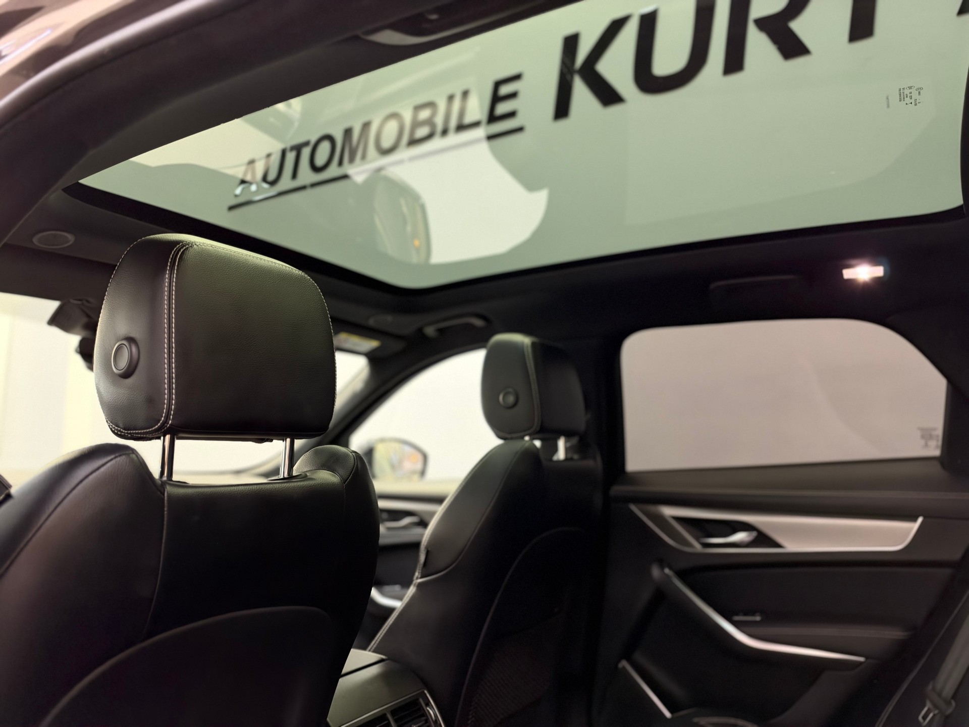 JAGUAR F-Pace 3.0 D300 R-Dynamic MHEV S AWD-image-15