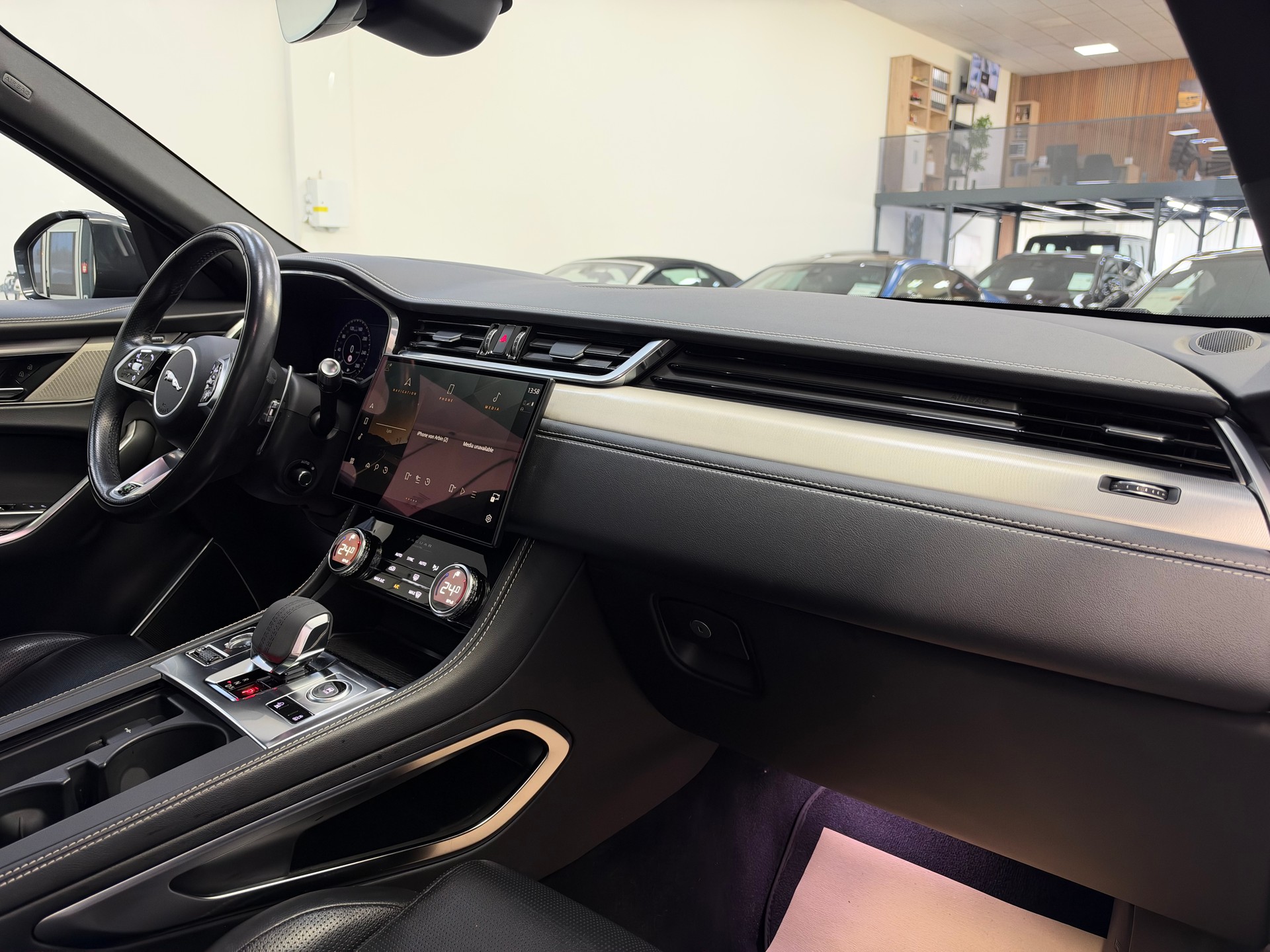 JAGUAR F-Pace 3.0 D300 R-Dynamic MHEV S AWD-image-11