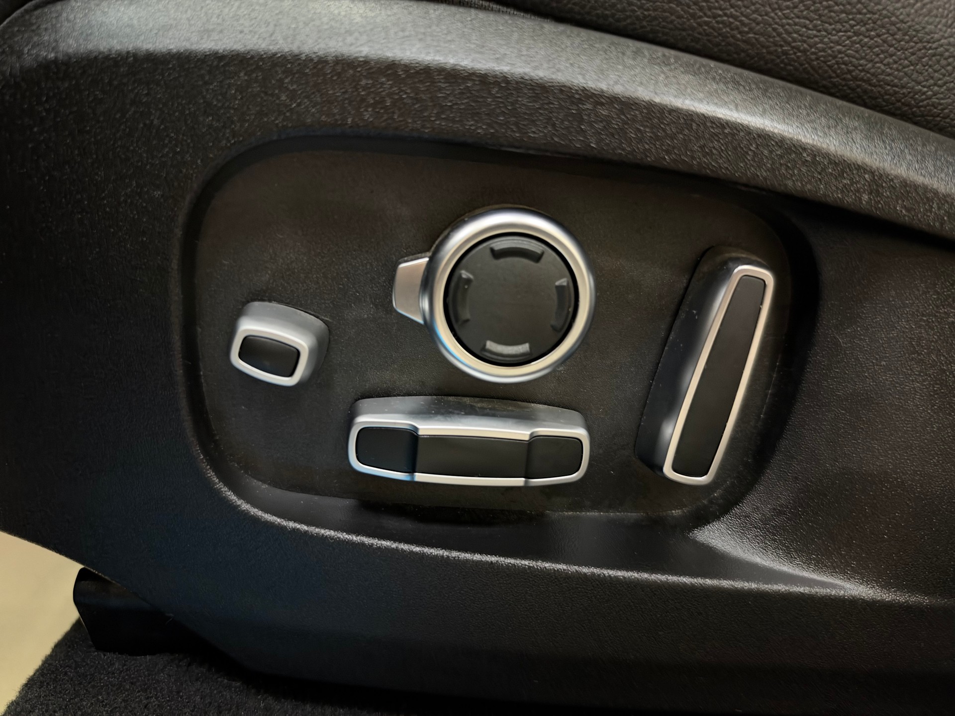 JAGUAR F-Pace 3.0 D300 R-Dynamic MHEV S AWD-image-14