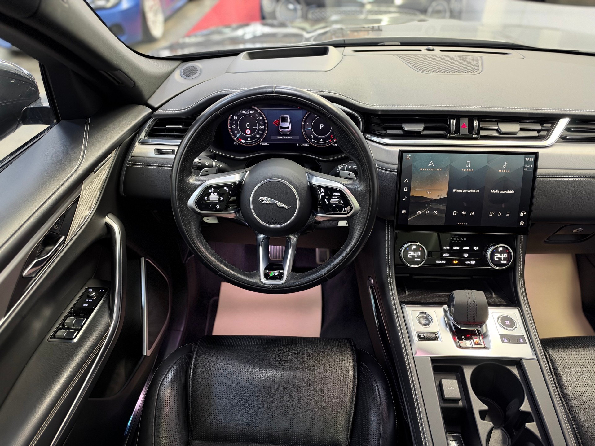 JAGUAR F-Pace 3.0 D300 R-Dynamic MHEV S AWD-image-9