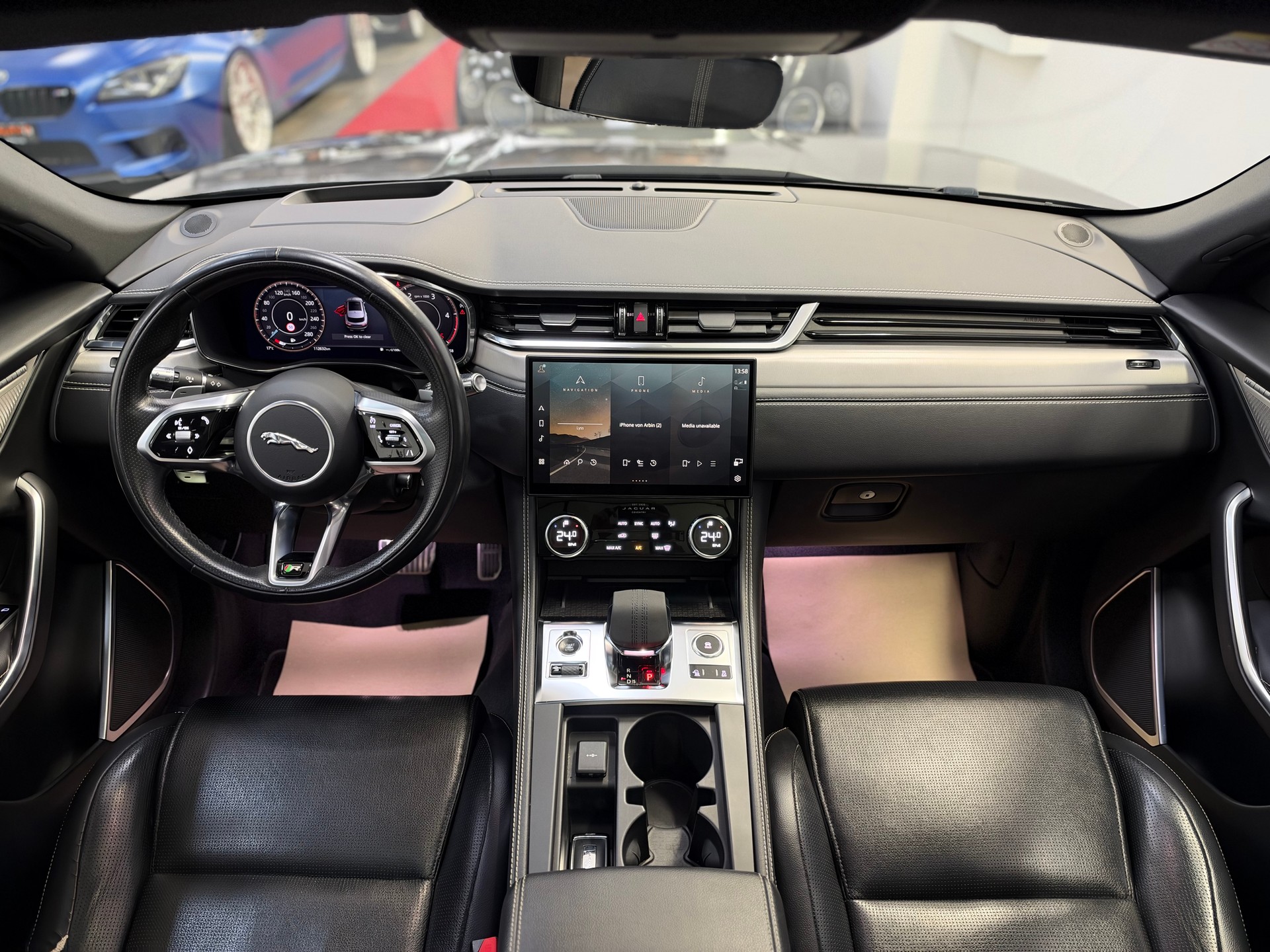 JAGUAR F-Pace 3.0 D300 R-Dynamic MHEV S AWD-image-10