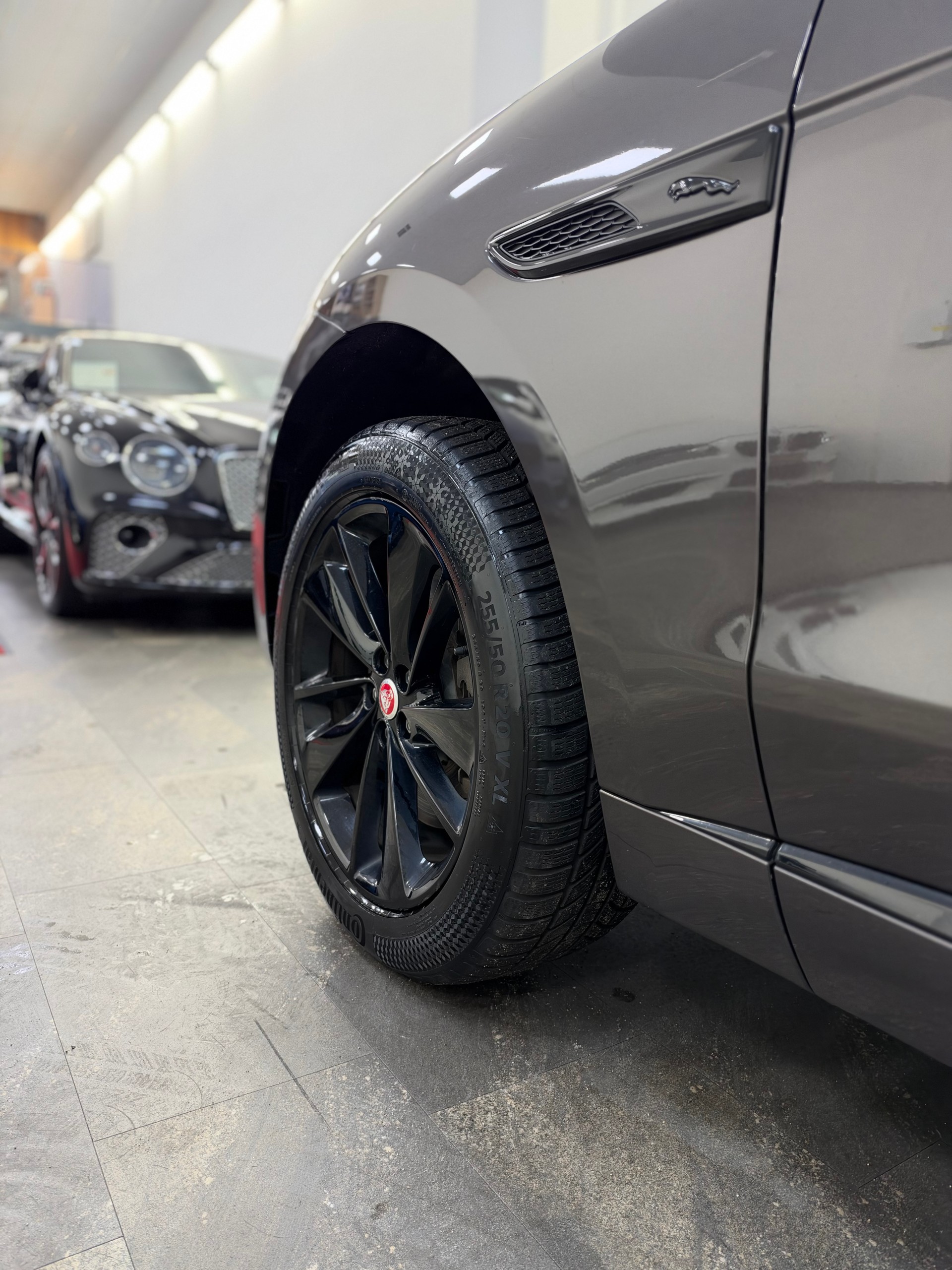 JAGUAR F-Pace 3.0 D300 R-Dynamic MHEV S AWD-image-8