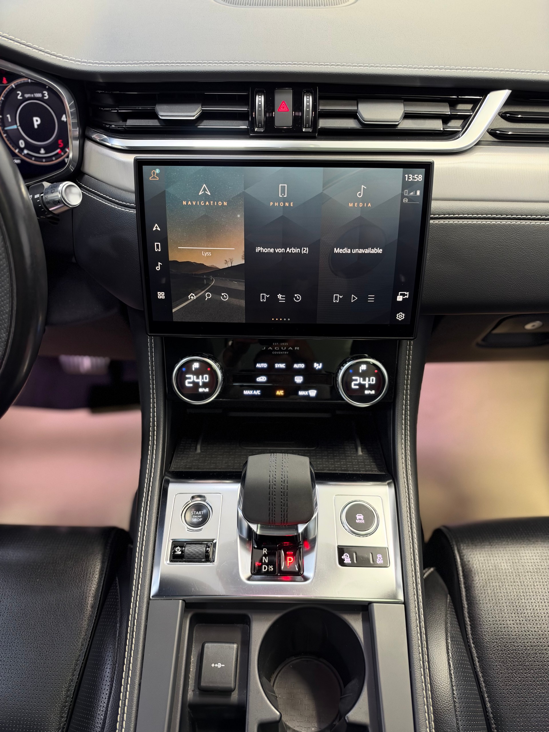 JAGUAR F-Pace 3.0 D300 R-Dynamic MHEV S AWD-image-13