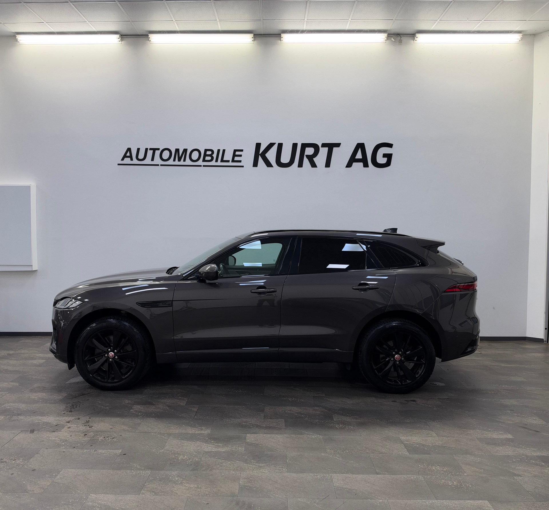 JAGUAR F-Pace 3.0 D300 R-Dynamic MHEV S AWD-image-2