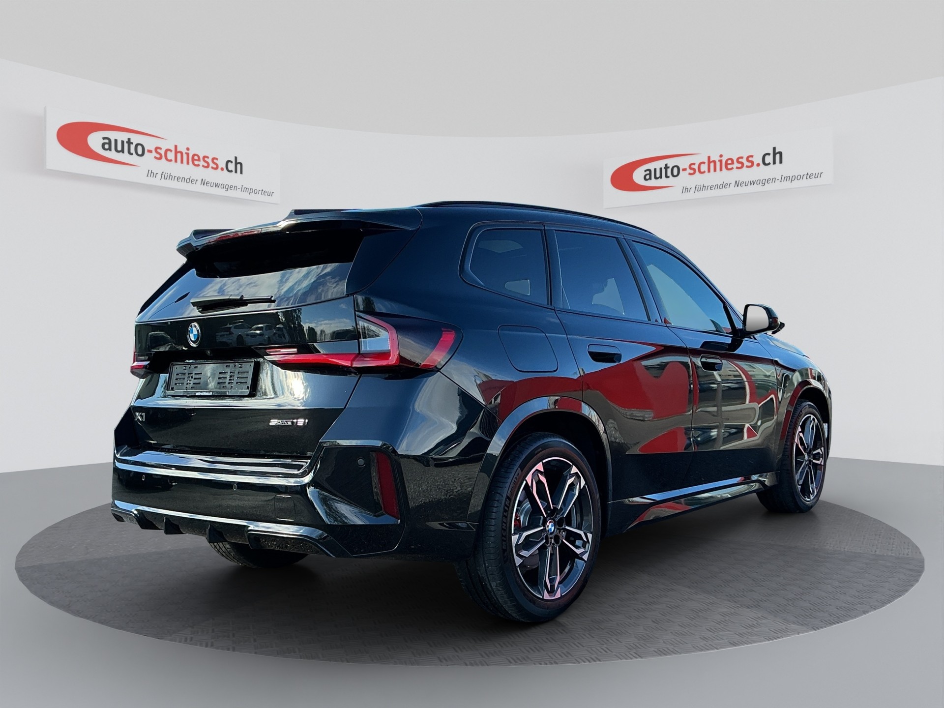 BMW X1 sDrive 18i M Sport Pro Shadow Line-image-4