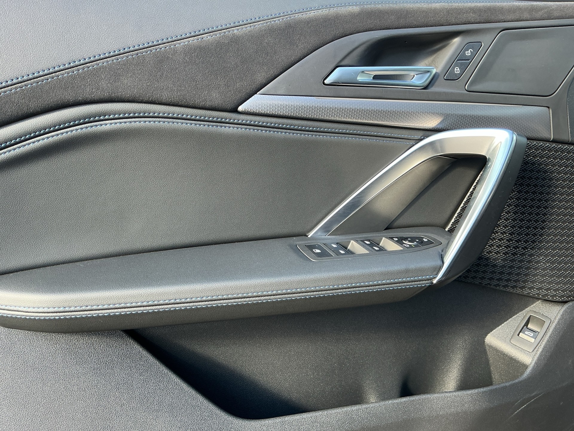 BMW X1 sDrive 18i M Sport Pro Shadow Line-image-8