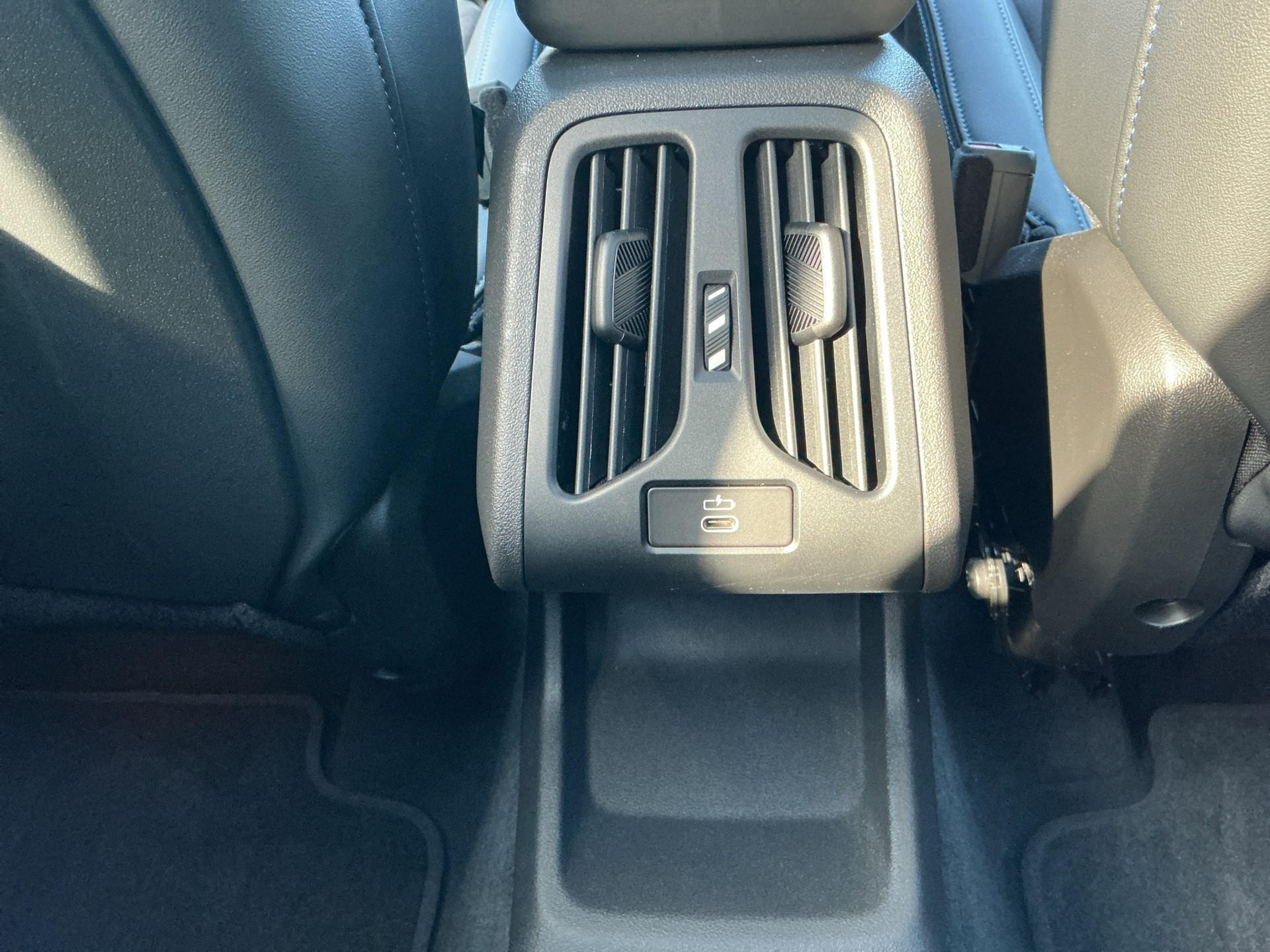 BMW X1 sDrive 18i M Sport Pro Shadow Line-image-14