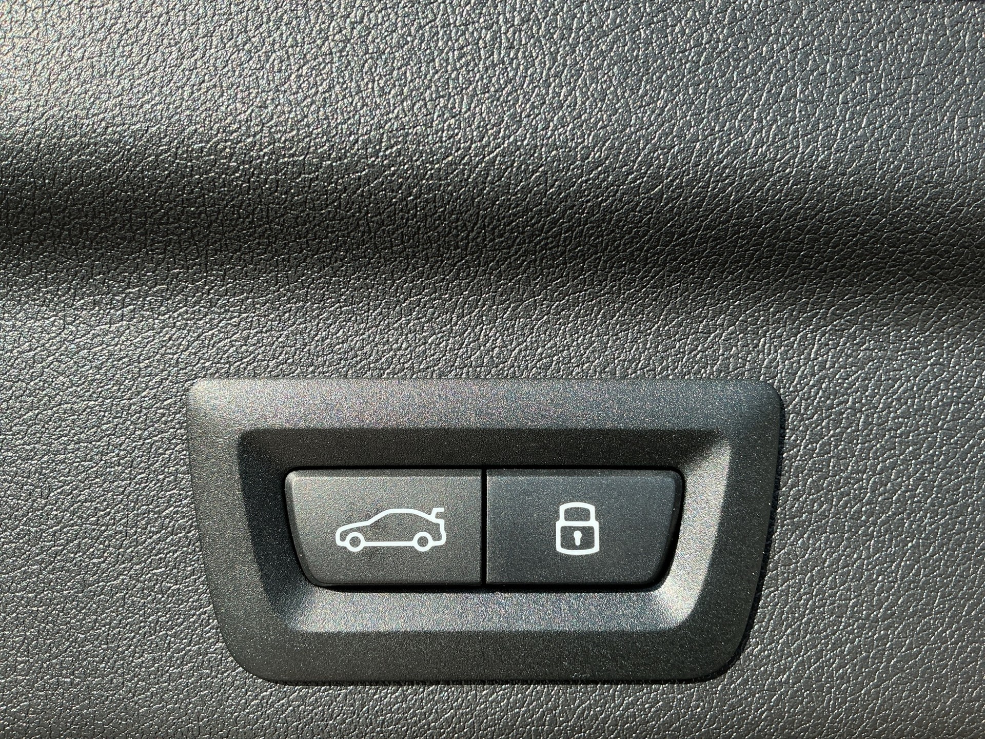 BMW X1 sDrive 18i M Sport Pro Shadow Line-image-17