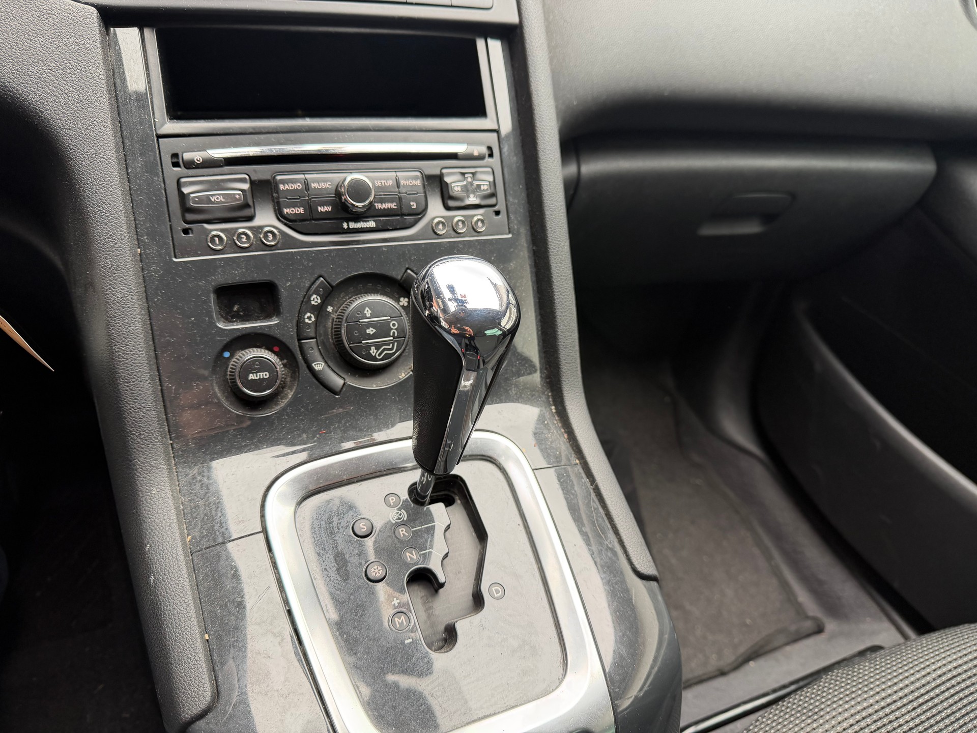 PEUGEOT 5008 1.6 16V T Style Tiptronic-image-8
