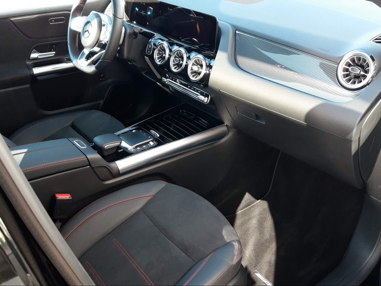 MERCEDES-BENZ B 250 4Matic AMG Line-image-9