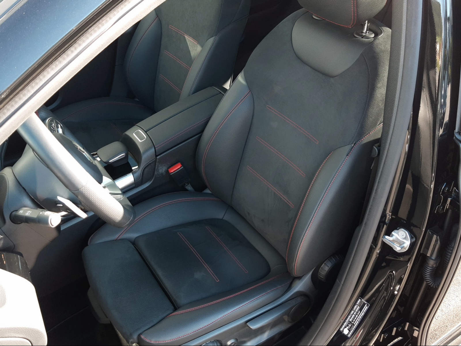 MERCEDES-BENZ B 250 4Matic AMG Line-image-7