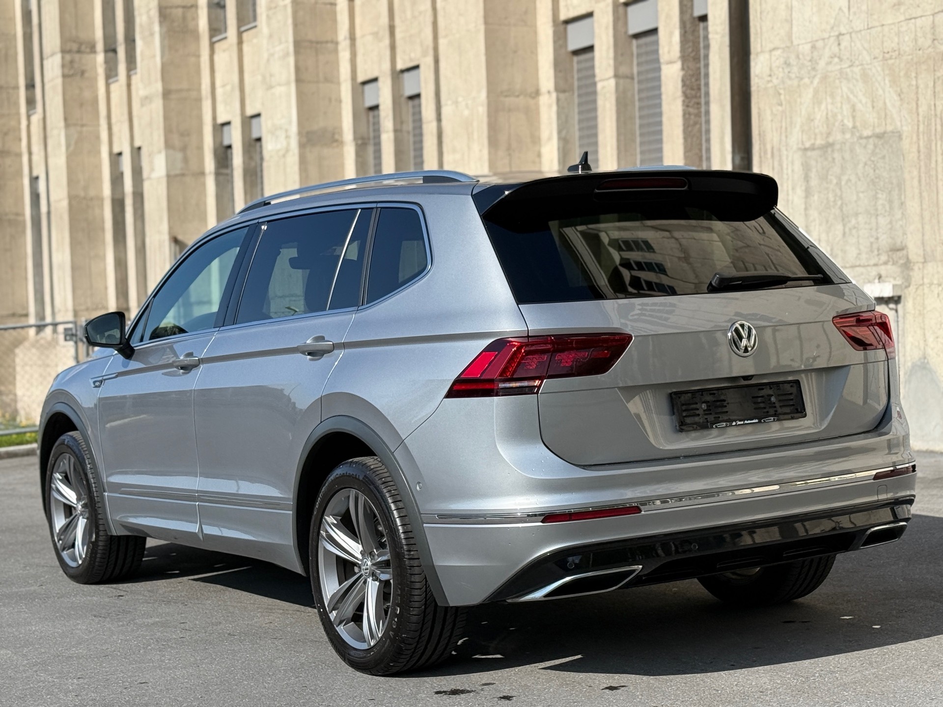 VW Tiguan Allspace 2.0TSI R-Line 4Motion DSG-image-2