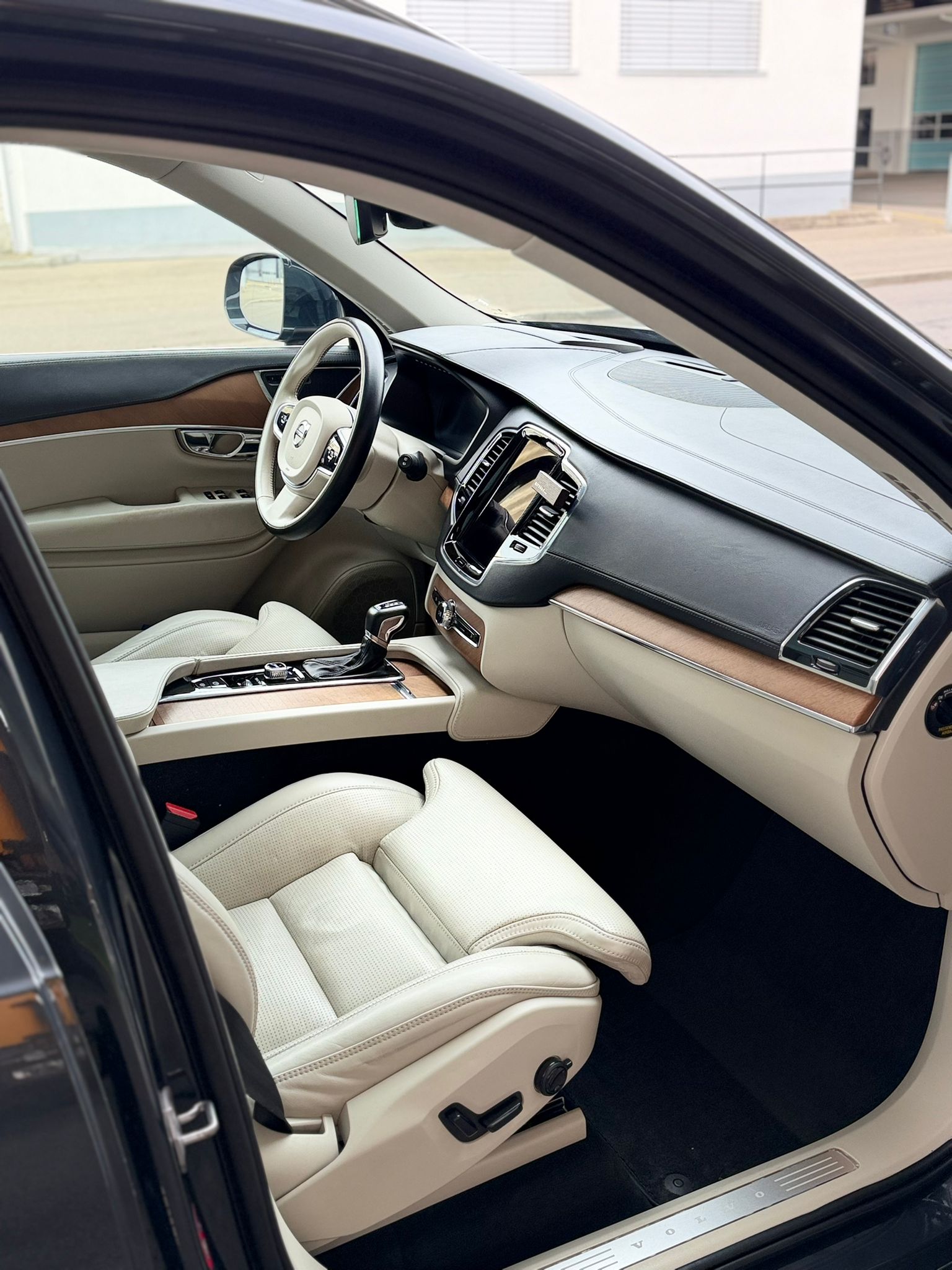 VOLVO XC90 D5 AWD Inscription Geartronic-image-4