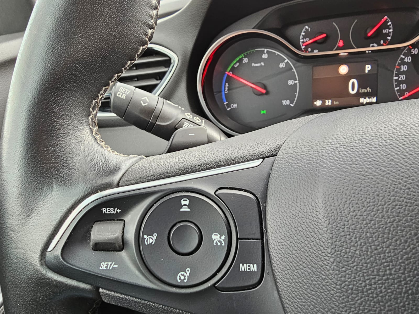 OPEL Grandland X 1.6 Hybrid4 Ultimate Automatik-image-14