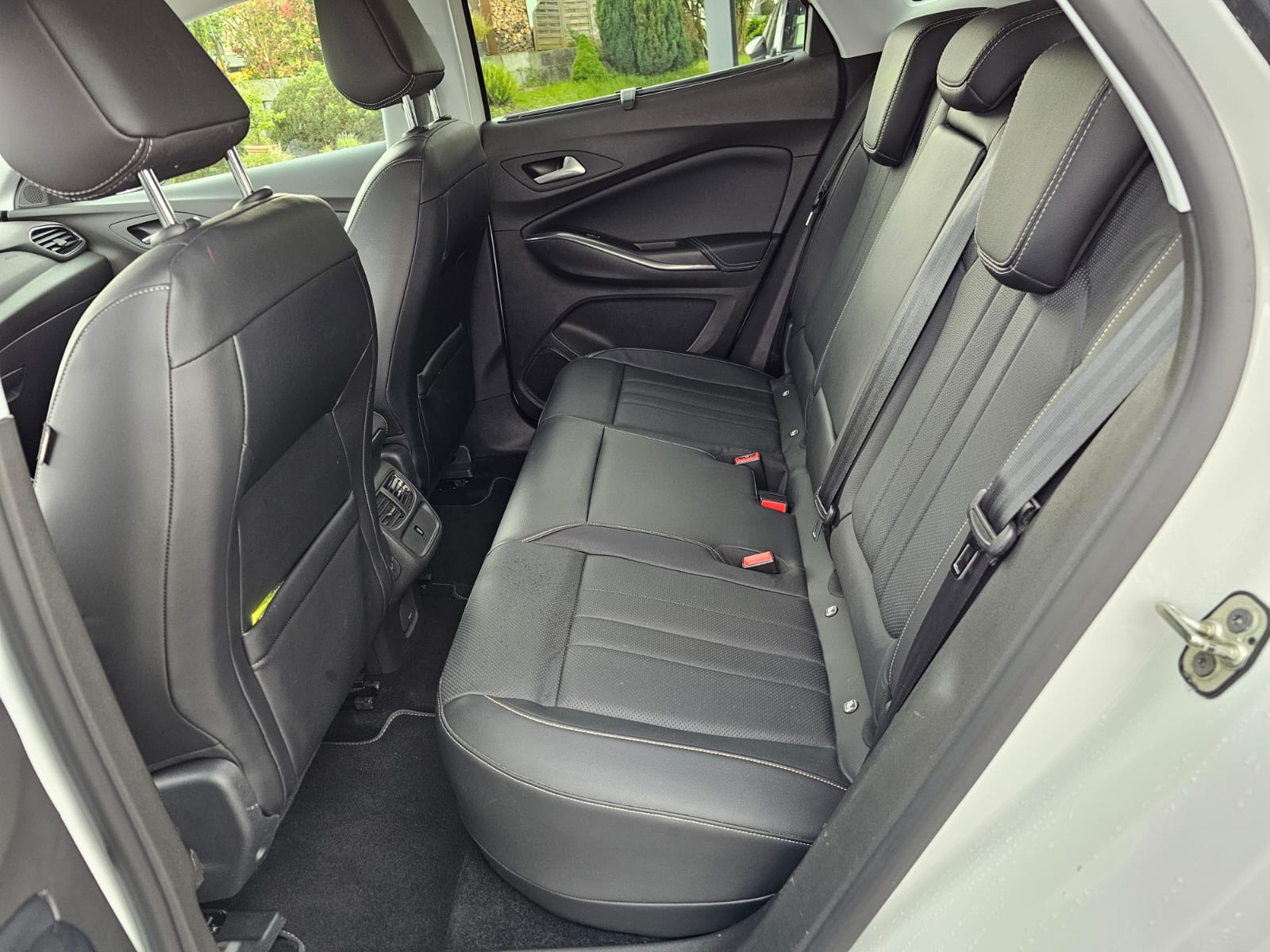 OPEL Grandland X 1.6 Hybrid4 Ultimate Automatik-image-9