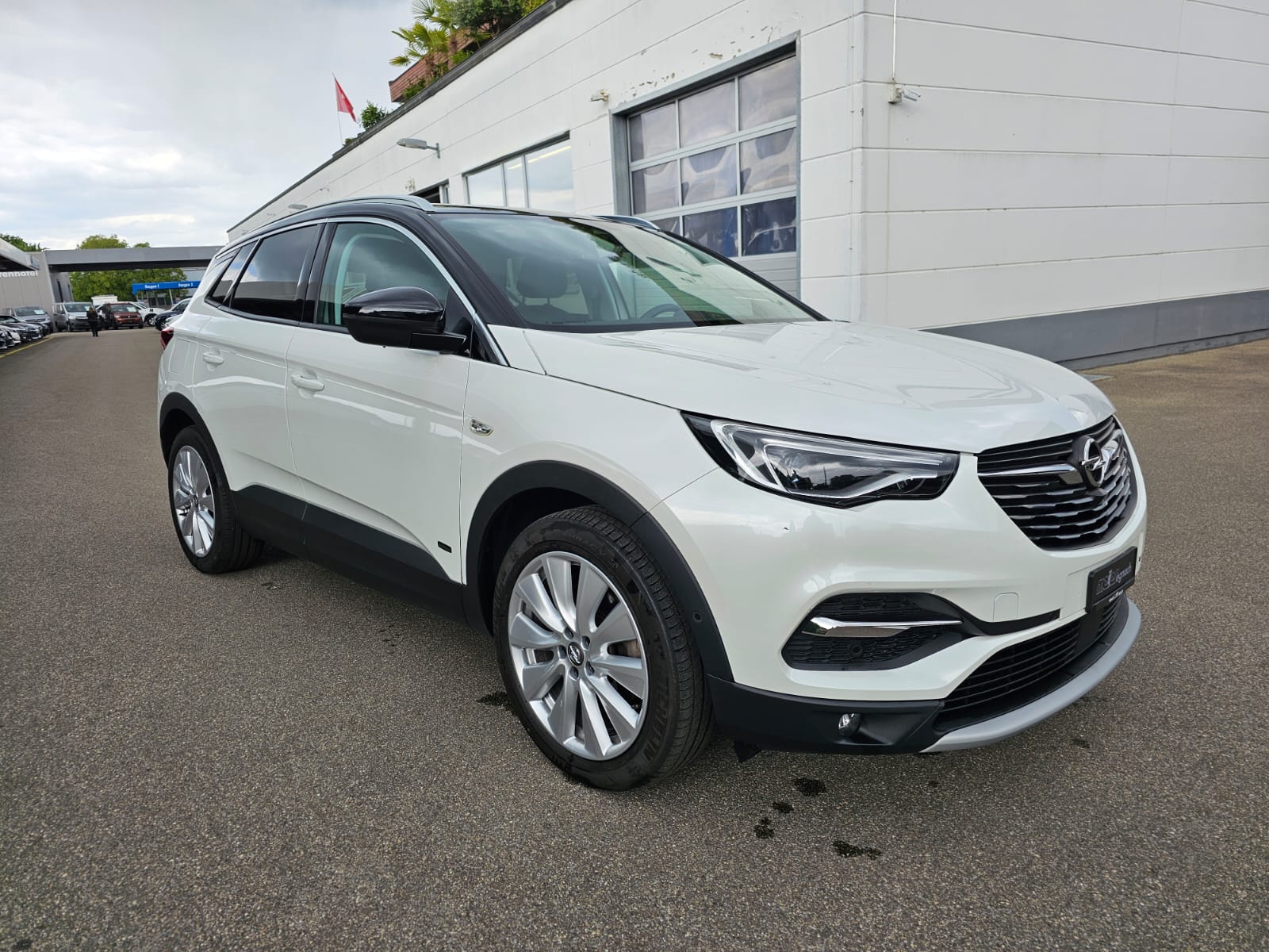 OPEL Grandland X 1.6 Hybrid4 Ultimate Automatik-image-2