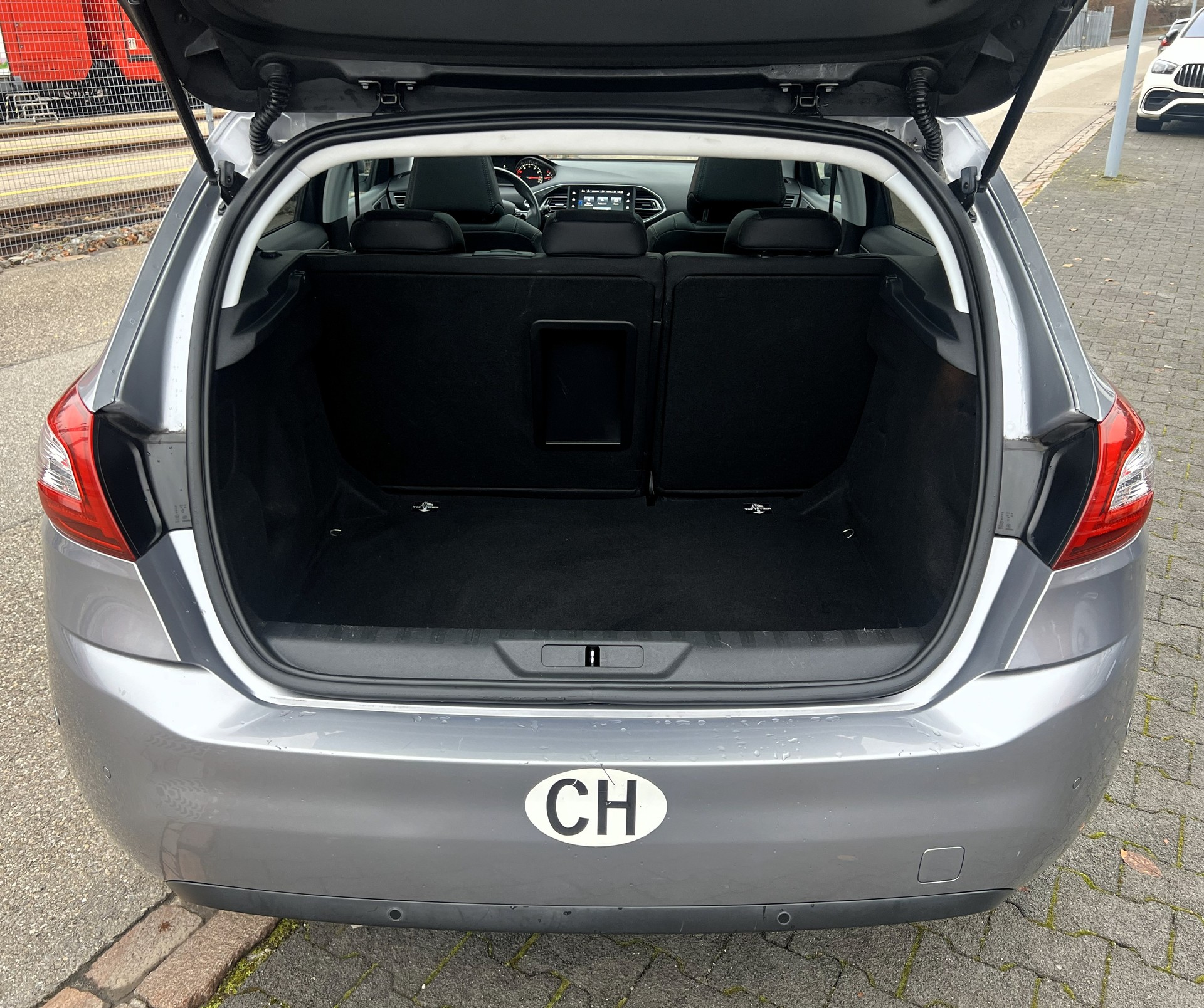 PEUGEOT 308 1.2 THP Style Automatic-image-11