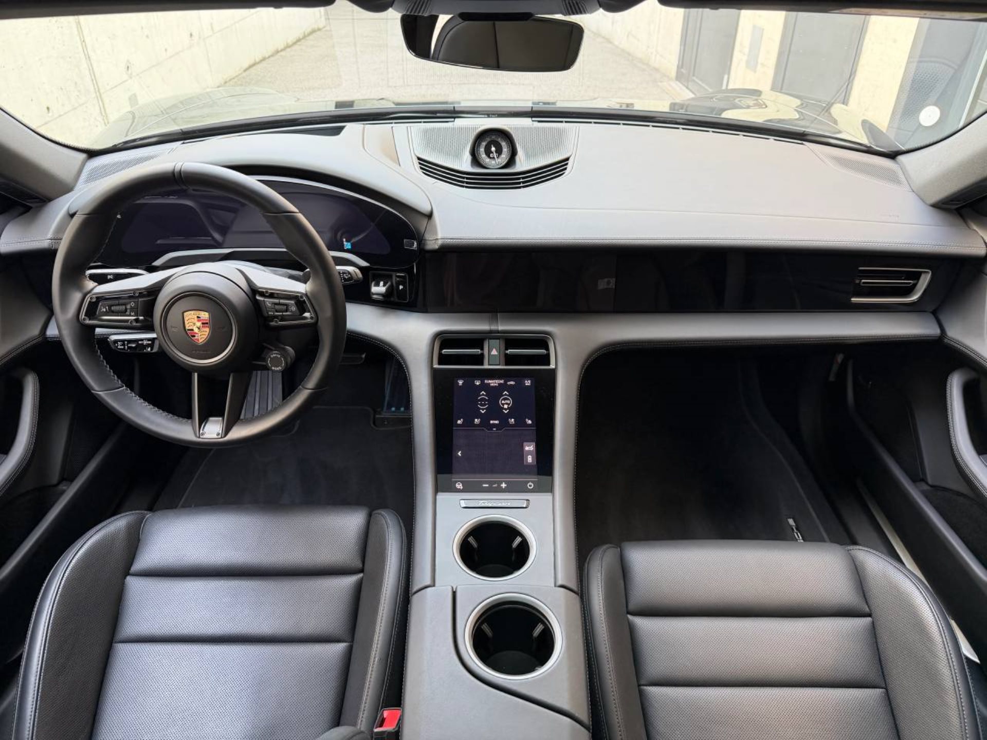 PORSCHE Taycan 4 Cross Turismo-image-16