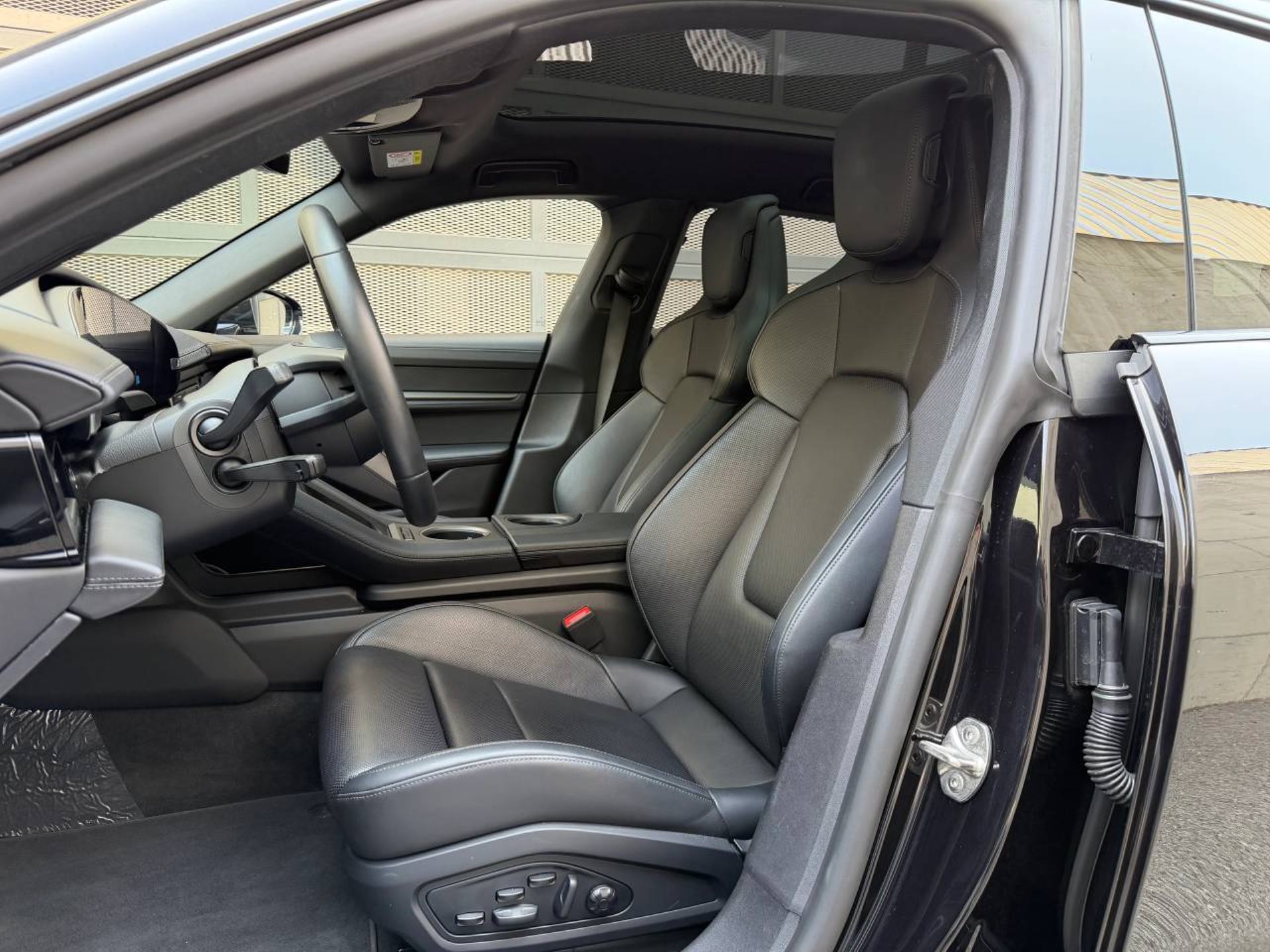 PORSCHE Taycan 4 Cross Turismo-image-17