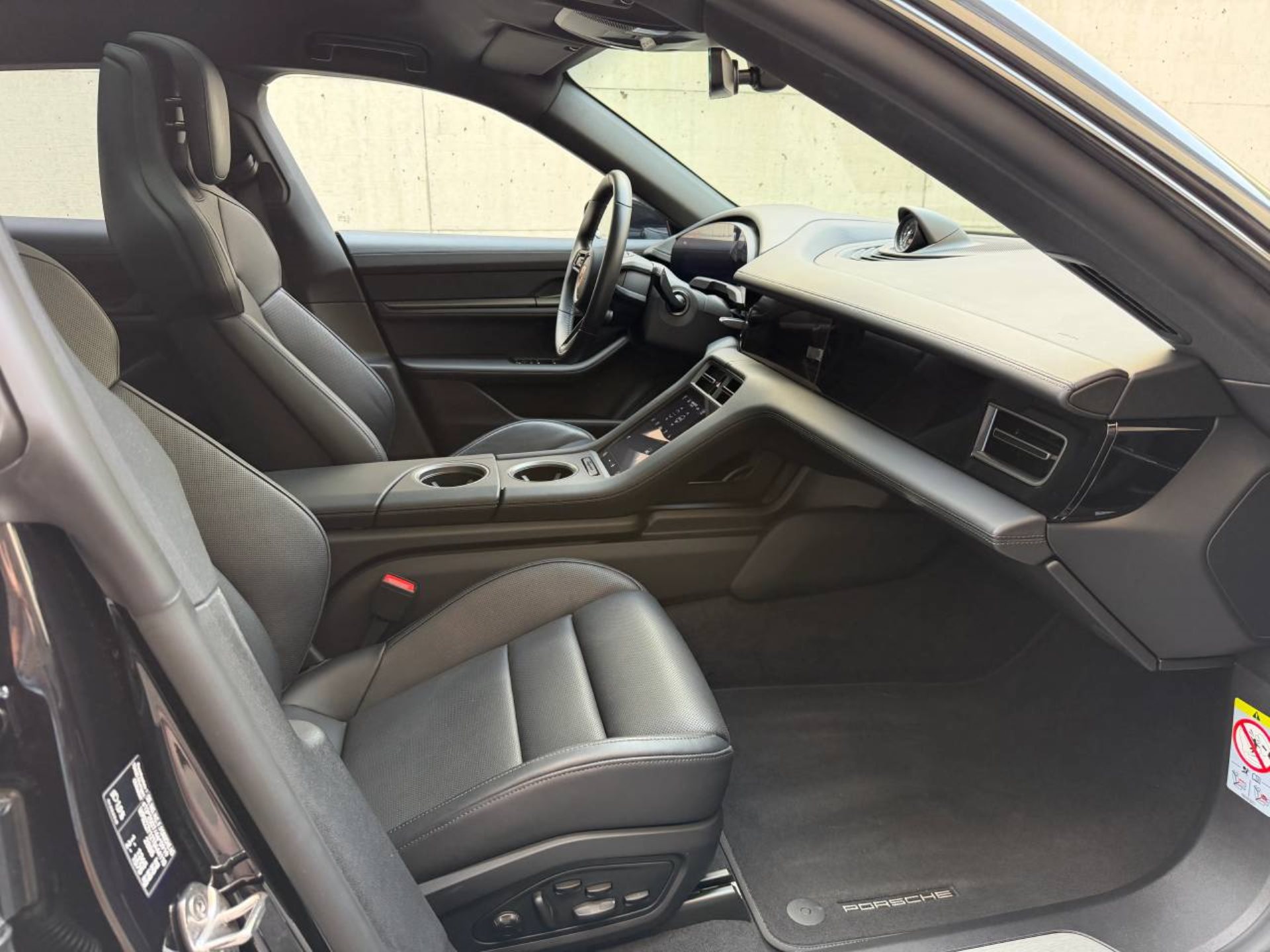 PORSCHE Taycan 4 Cross Turismo-image-19