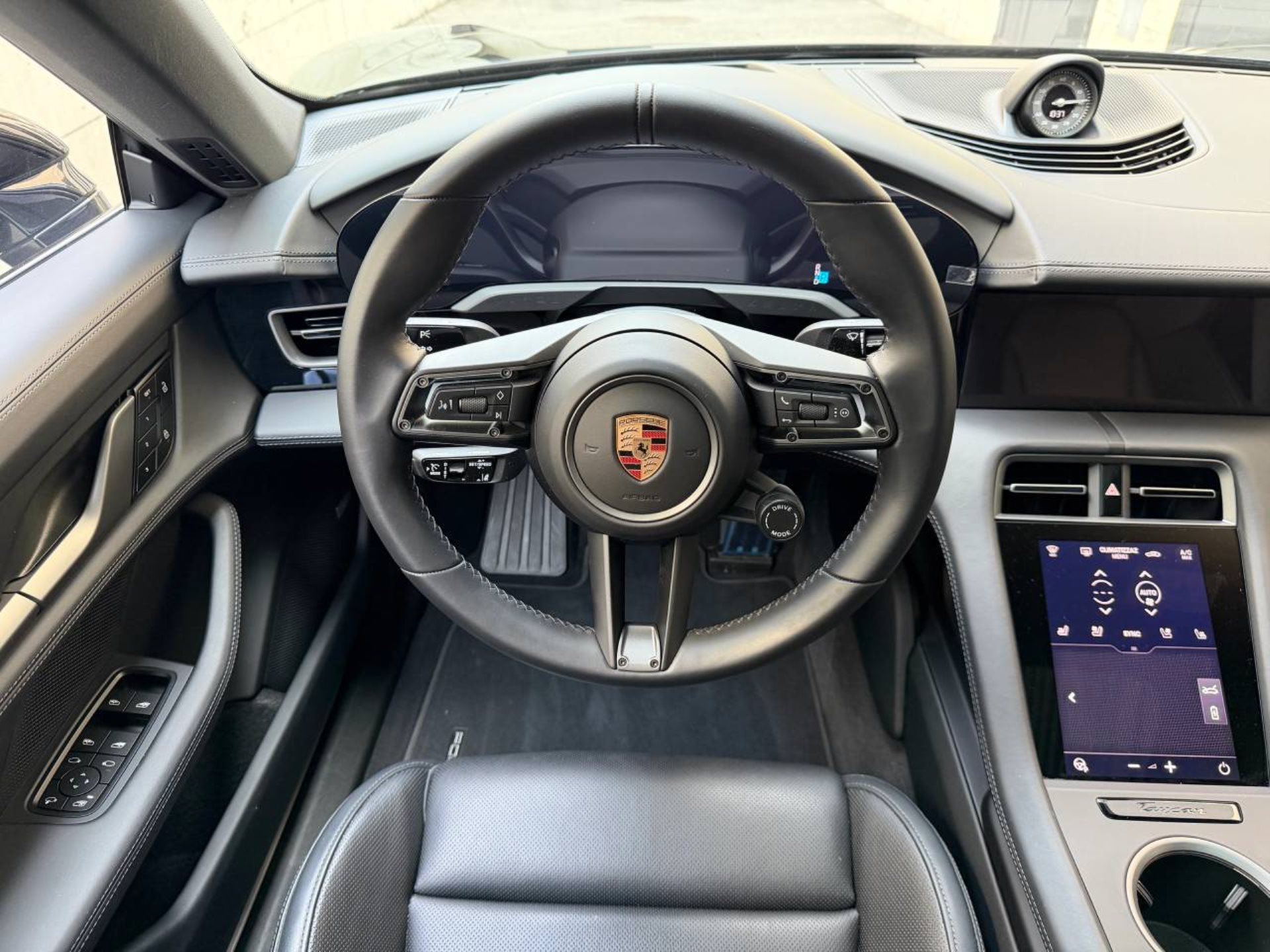 PORSCHE Taycan 4 Cross Turismo-image-15