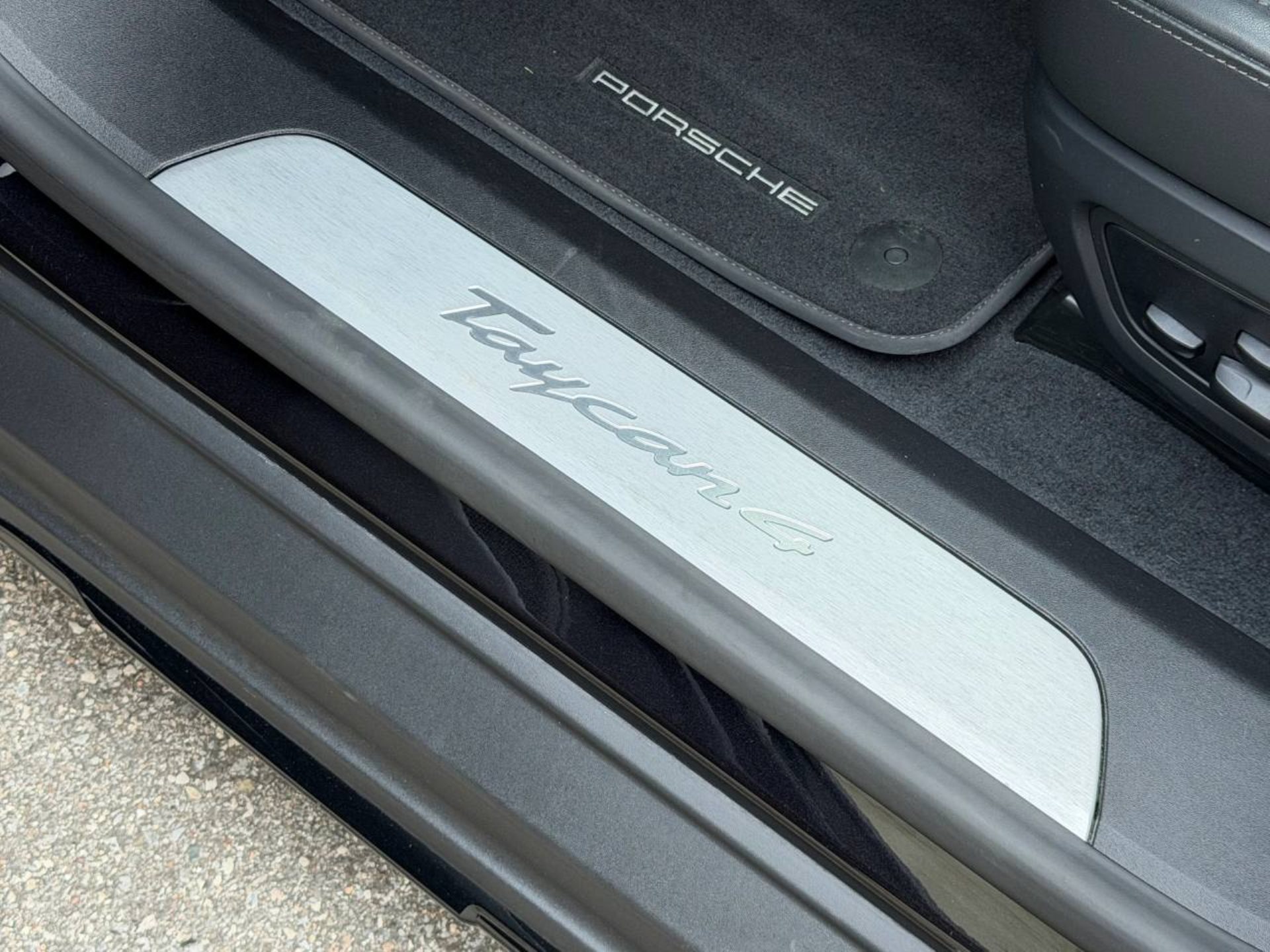 PORSCHE Taycan 4 Cross Turismo-image-30
