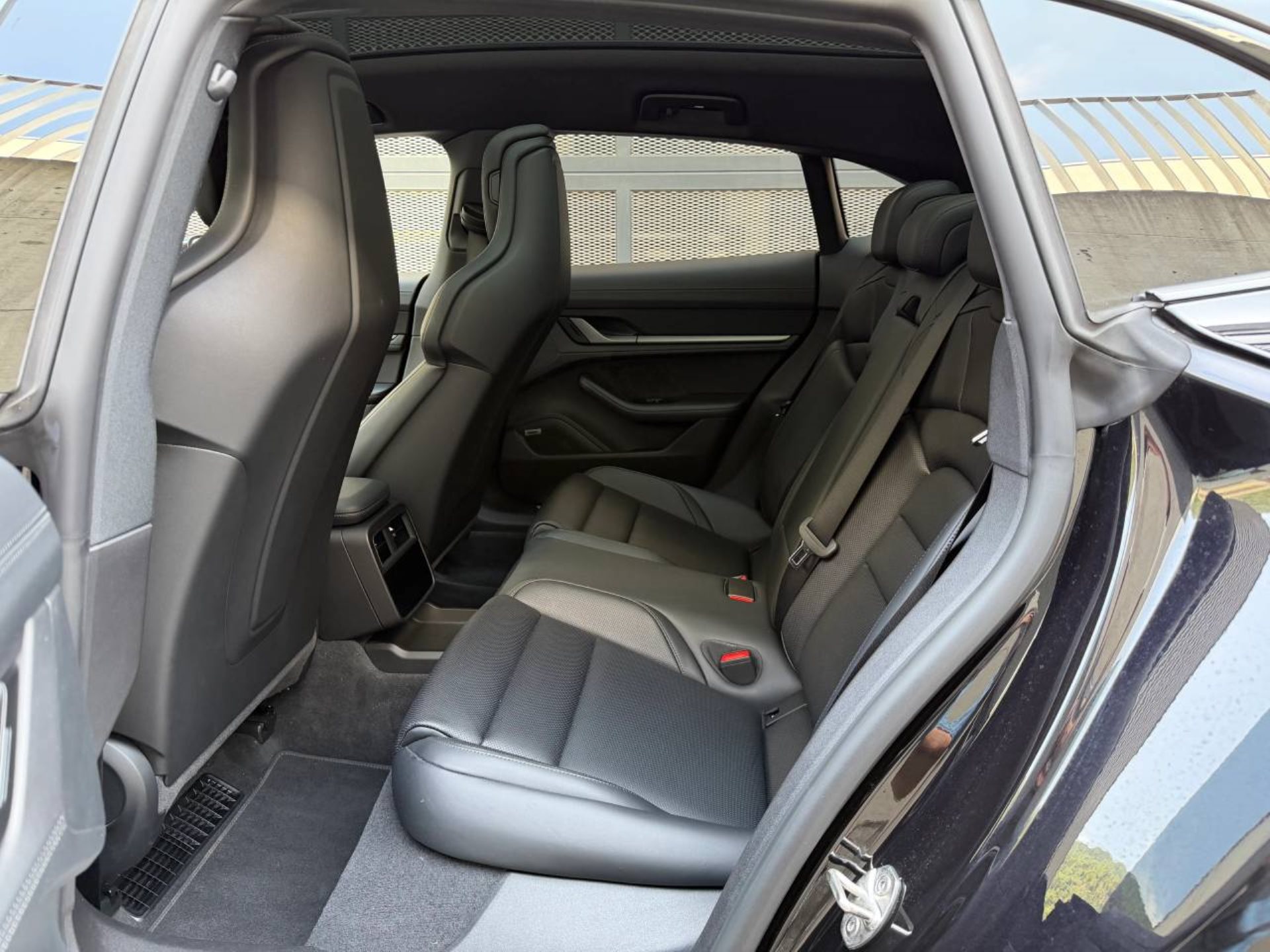 PORSCHE Taycan 4 Cross Turismo-image-21