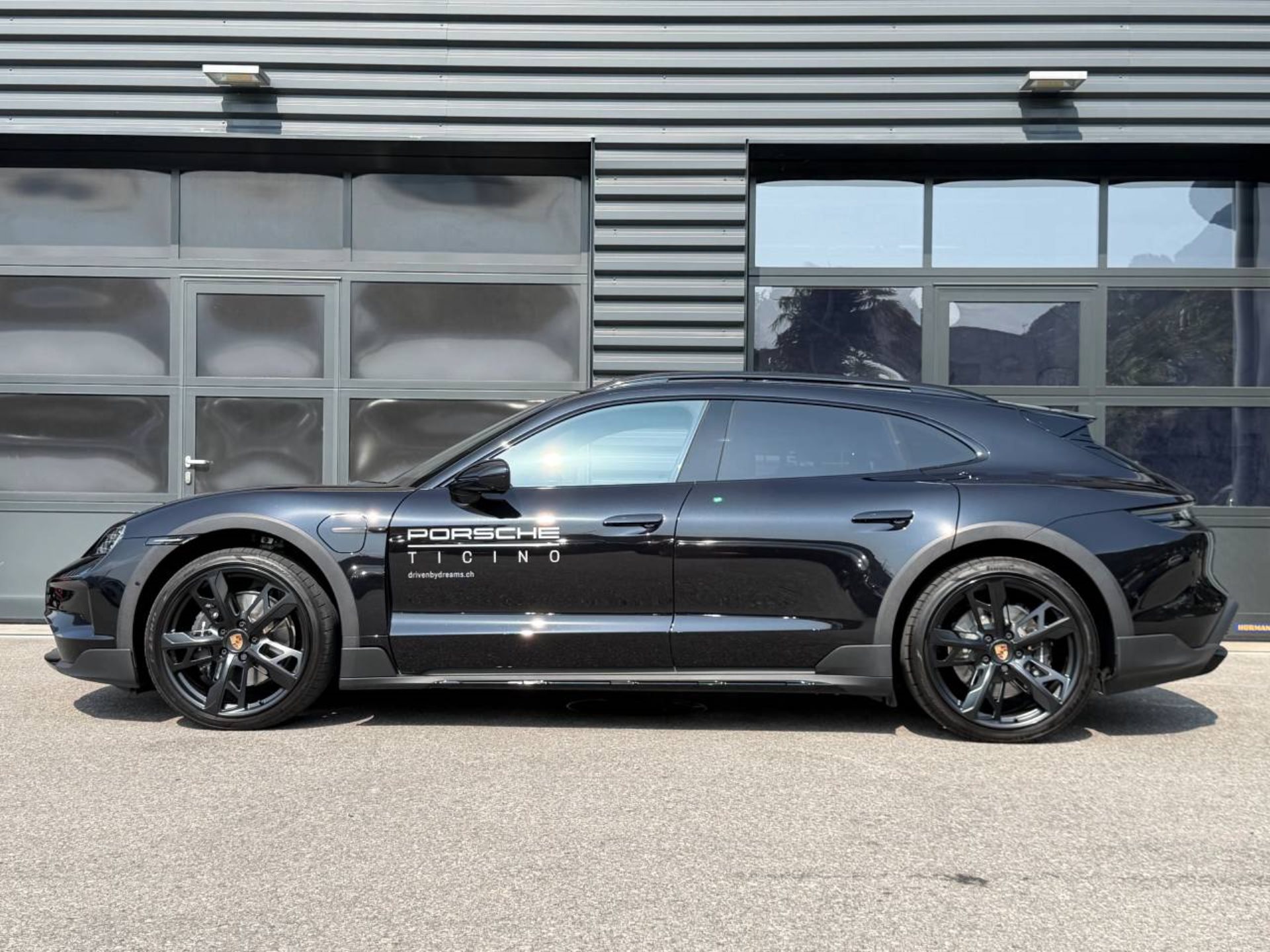 PORSCHE Taycan 4 Cross Turismo-image-1
