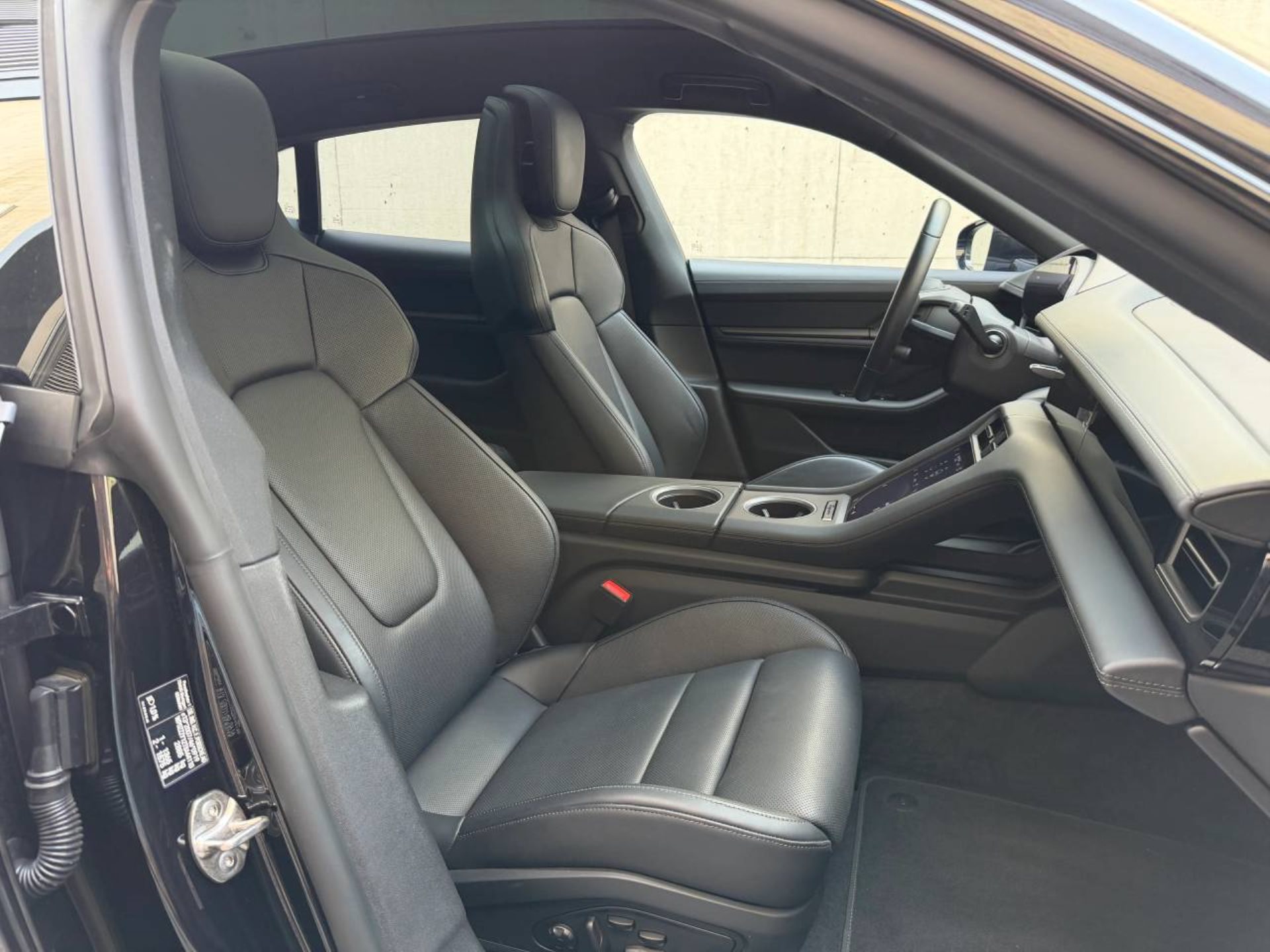 PORSCHE Taycan 4 Cross Turismo-image-18