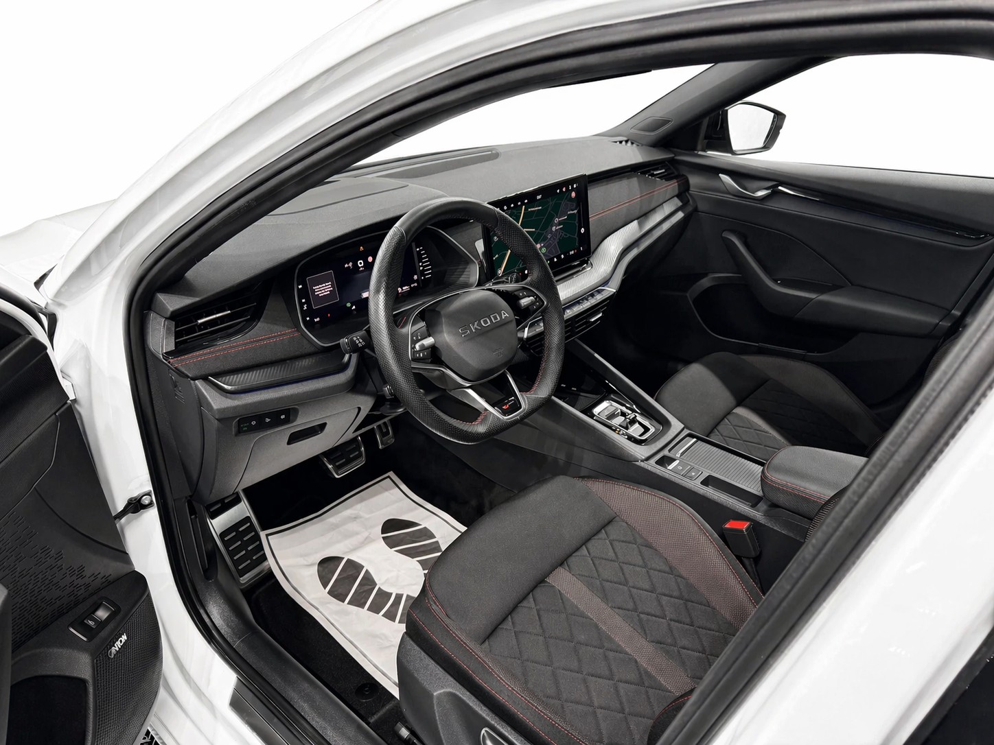 SKODA Octavia Combi 2.0 TSI DSG RS * Facelift * Panorama-Glasdach * Anhängerkupplung *-image-8