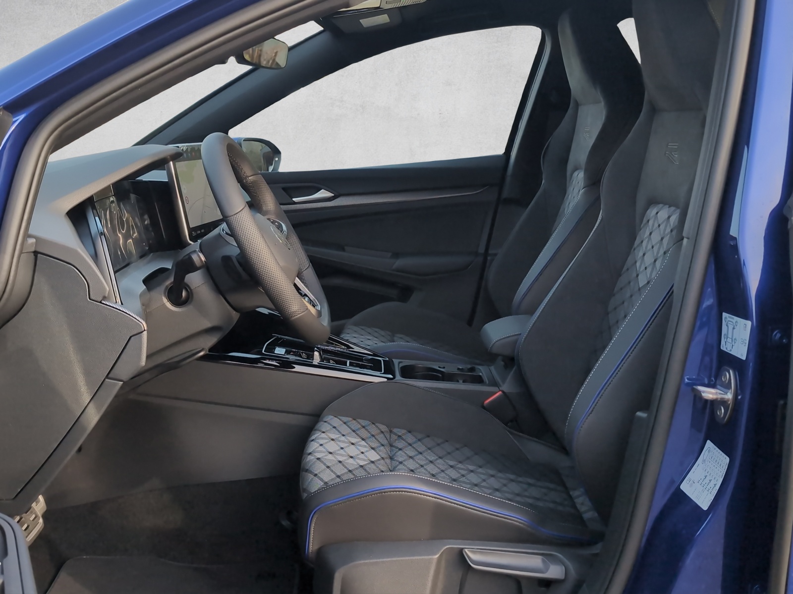 VW Golf R-Line 4 Motion-image-8